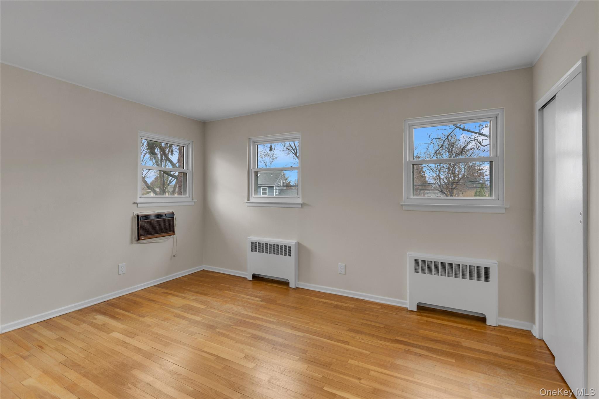 #13 photo, 438 Atlantic Street, सफ़ोक काउंटी East Northport , NY 11731