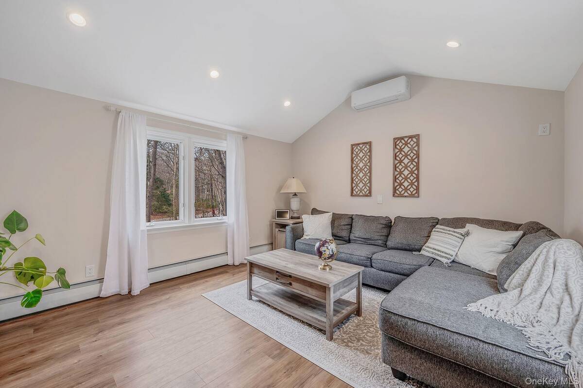 #10 photo, 5 Valley Circle, 東長島 Miller Place , NY 11764