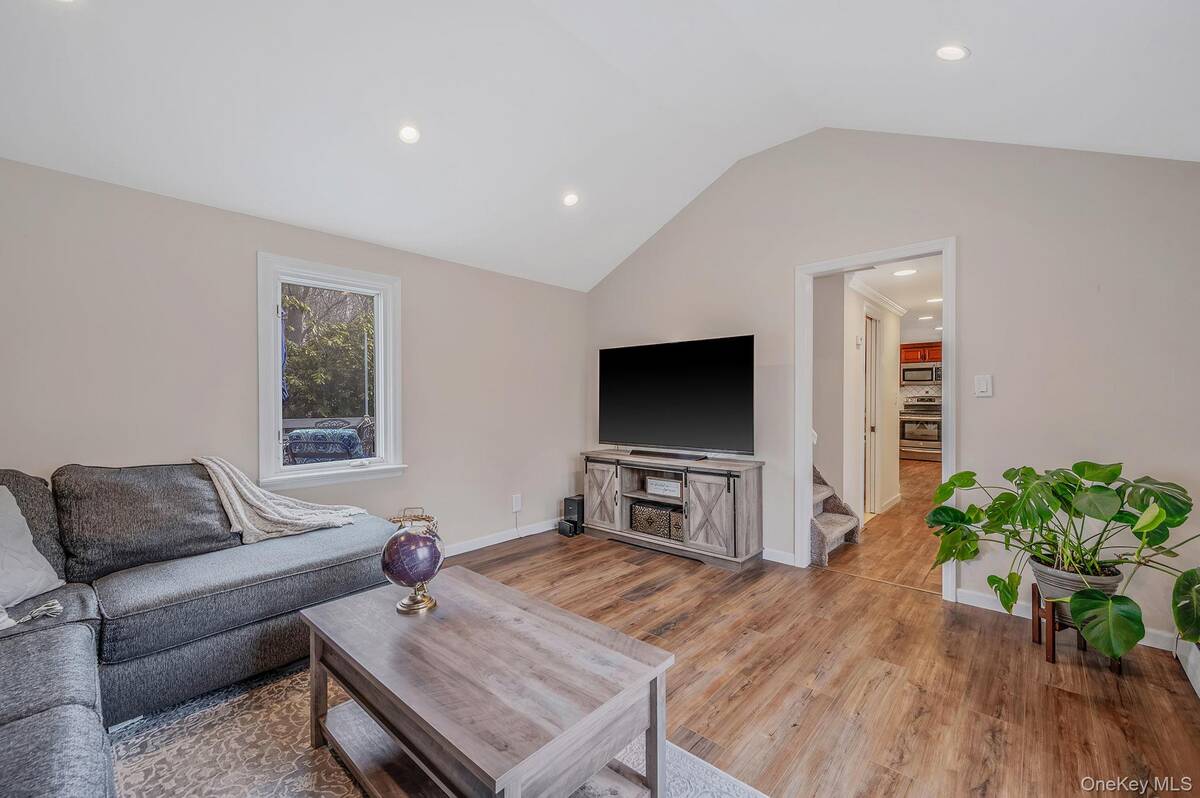 #11 photo, 5 Valley Circle, 東長島 Miller Place , NY 11764