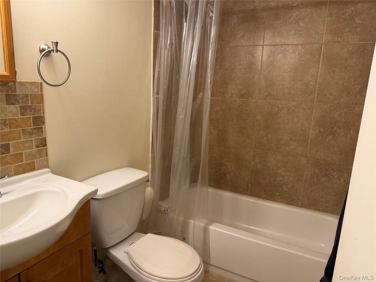 #32 photo, 6 Thorney Avenue, سوفولك Huntington Station , NY 11746