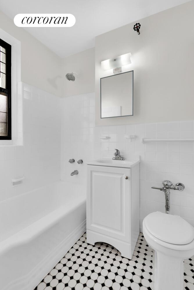 #7 photo, 2420 MORRIS Avenue, Fordham , NY 10468