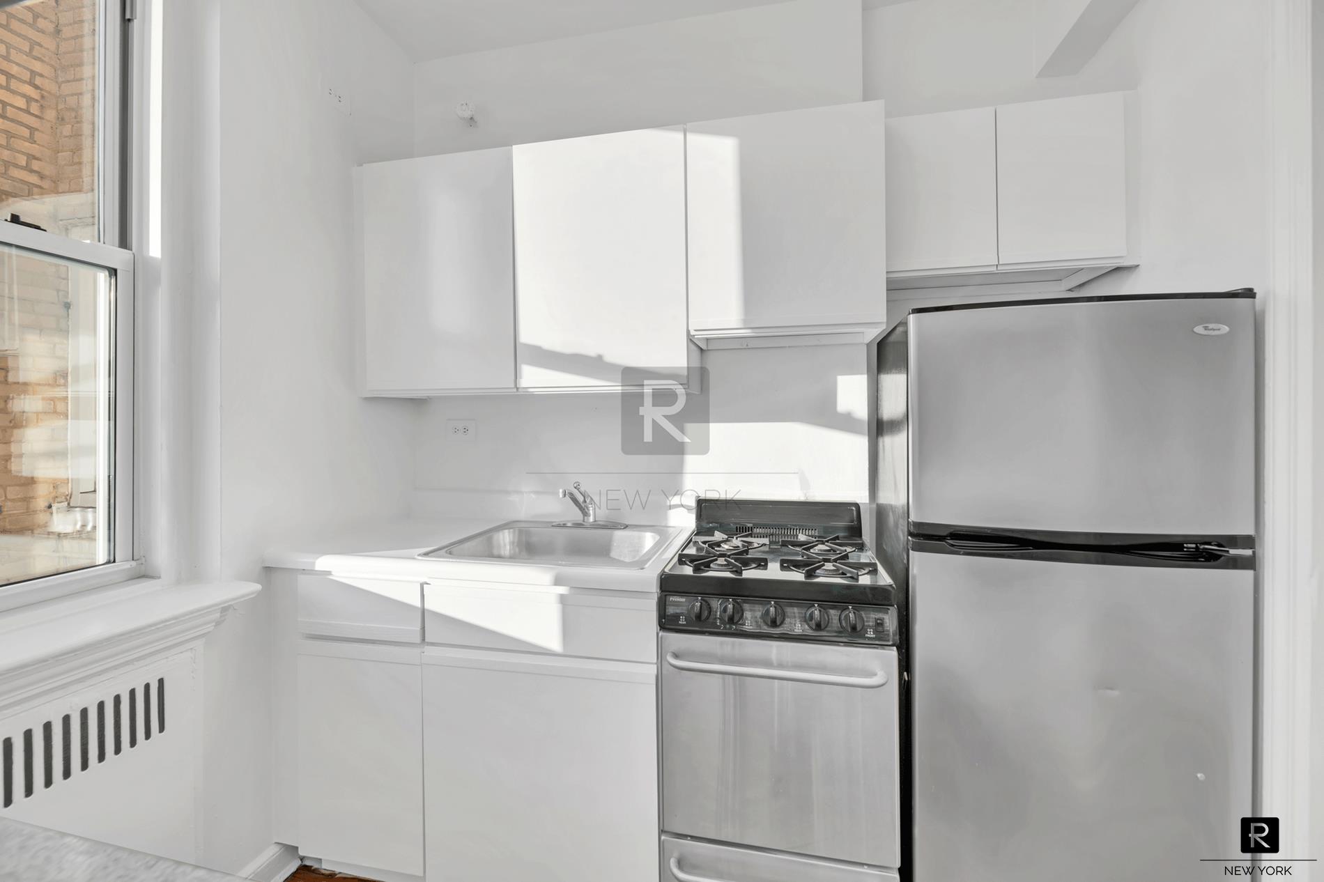 #6 photo, 310 W 55th Street, מנהטן Hell's Kitchen , NY 10019