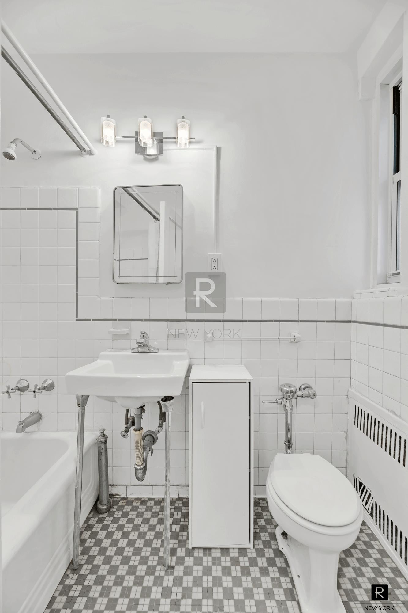 #7 photo, 310 W 55th Street, מנהטן Hell's Kitchen , NY 10019