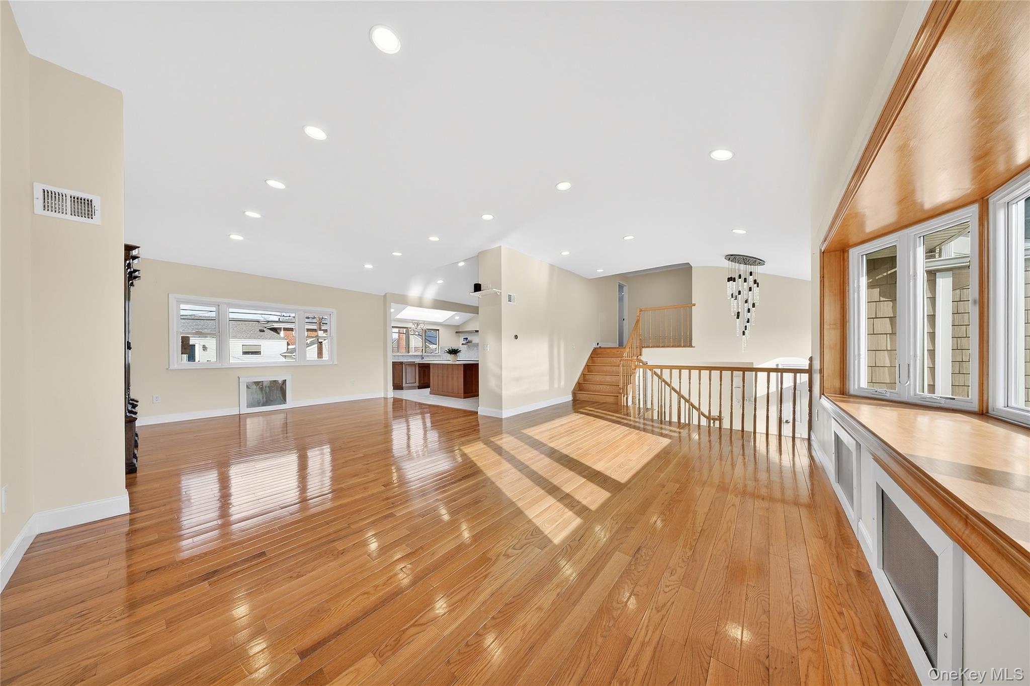 #11 photo, 38 S Oaks Boulevard, Plainview , NY 11803