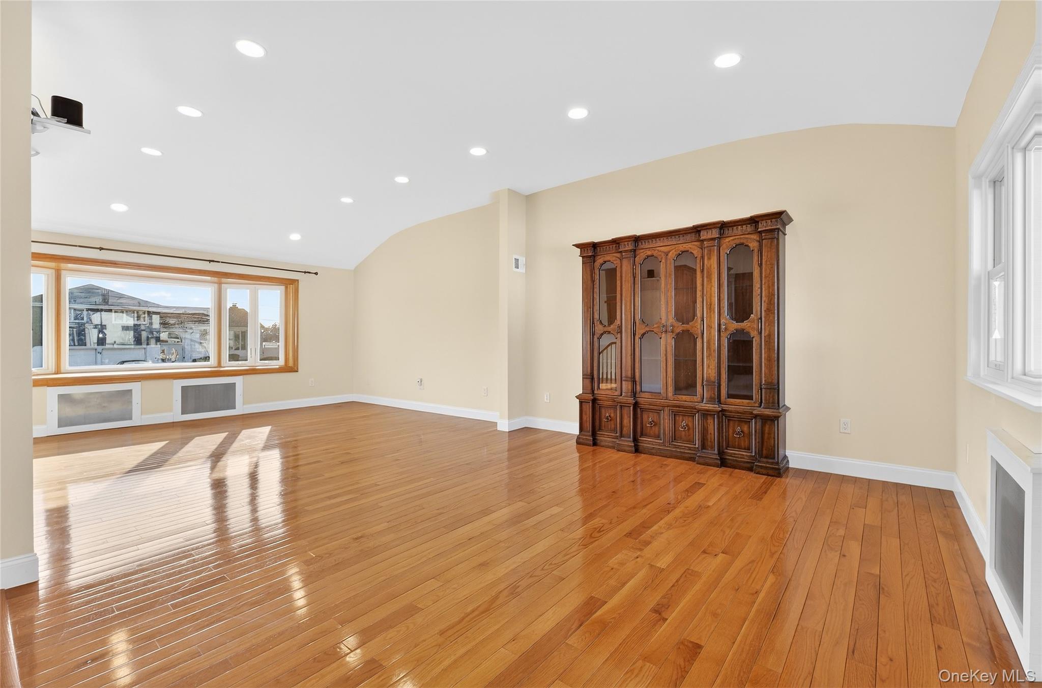 #14 photo, 38 S Oaks Boulevard, Plainview , NY 11803