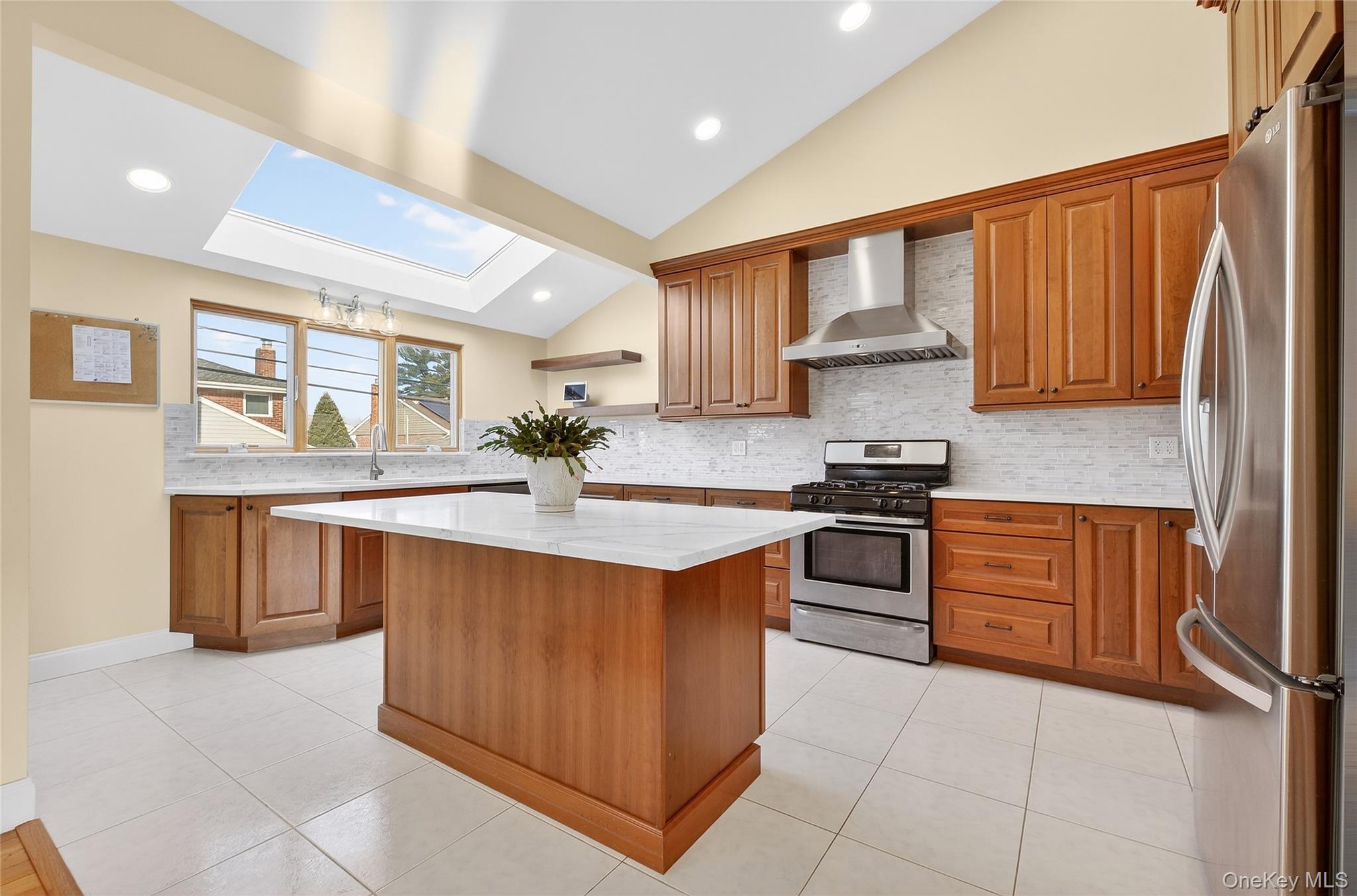 #16 photo, 38 S Oaks Boulevard, Plainview , NY 11803