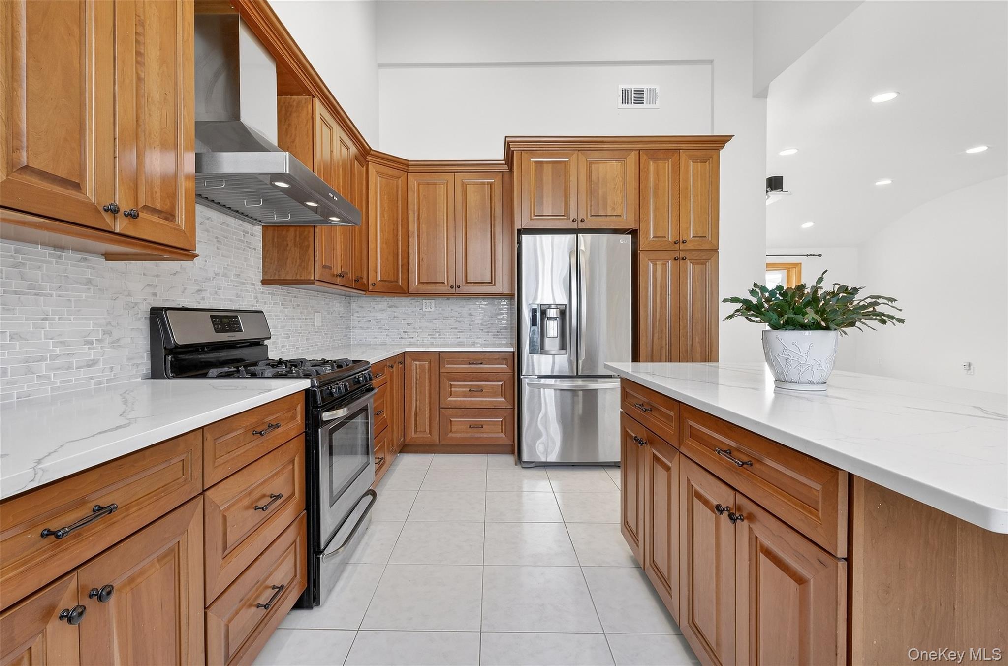 #19 photo, 38 S Oaks Boulevard, Plainview , NY 11803