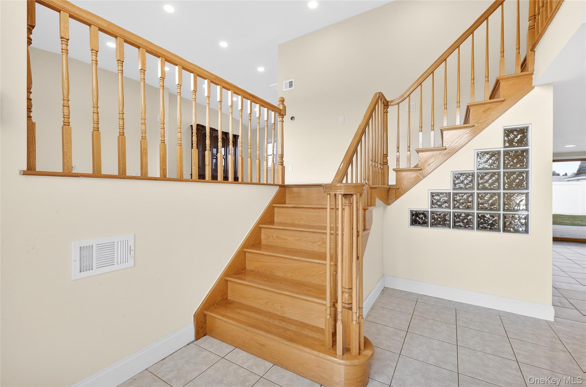 #3 photo, 38 S Oaks Boulevard, Plainview , NY 11803