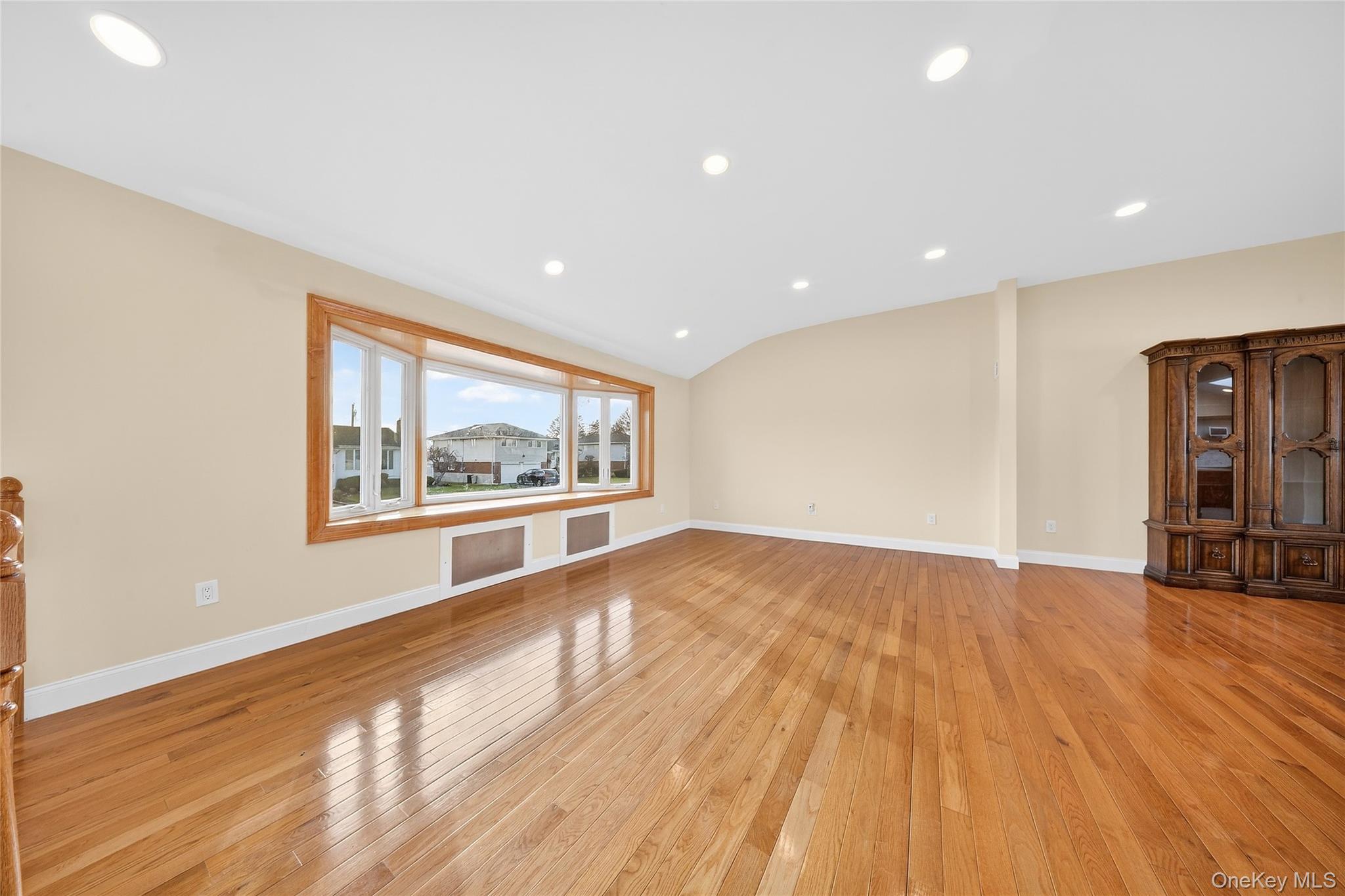 #5 photo, 38 S Oaks Boulevard, Plainview , NY 11803