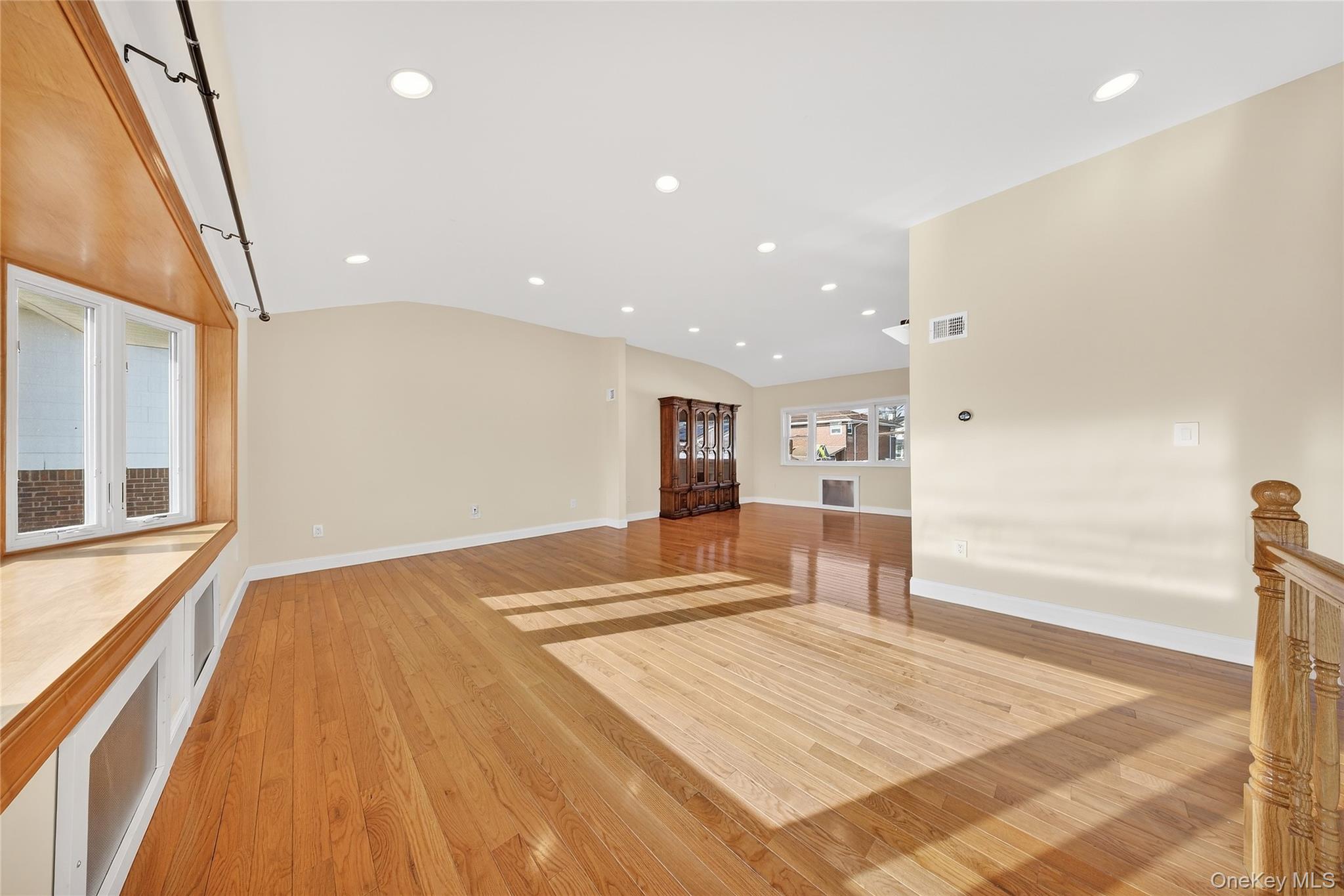 #6 photo, 38 S Oaks Boulevard, Plainview , NY 11803