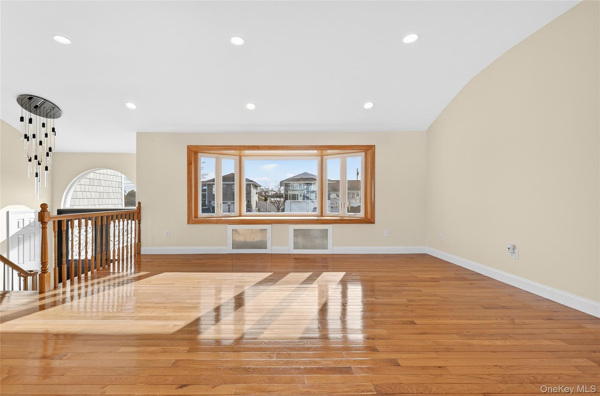 #7 photo, 38 S Oaks Boulevard, Plainview , NY 11803