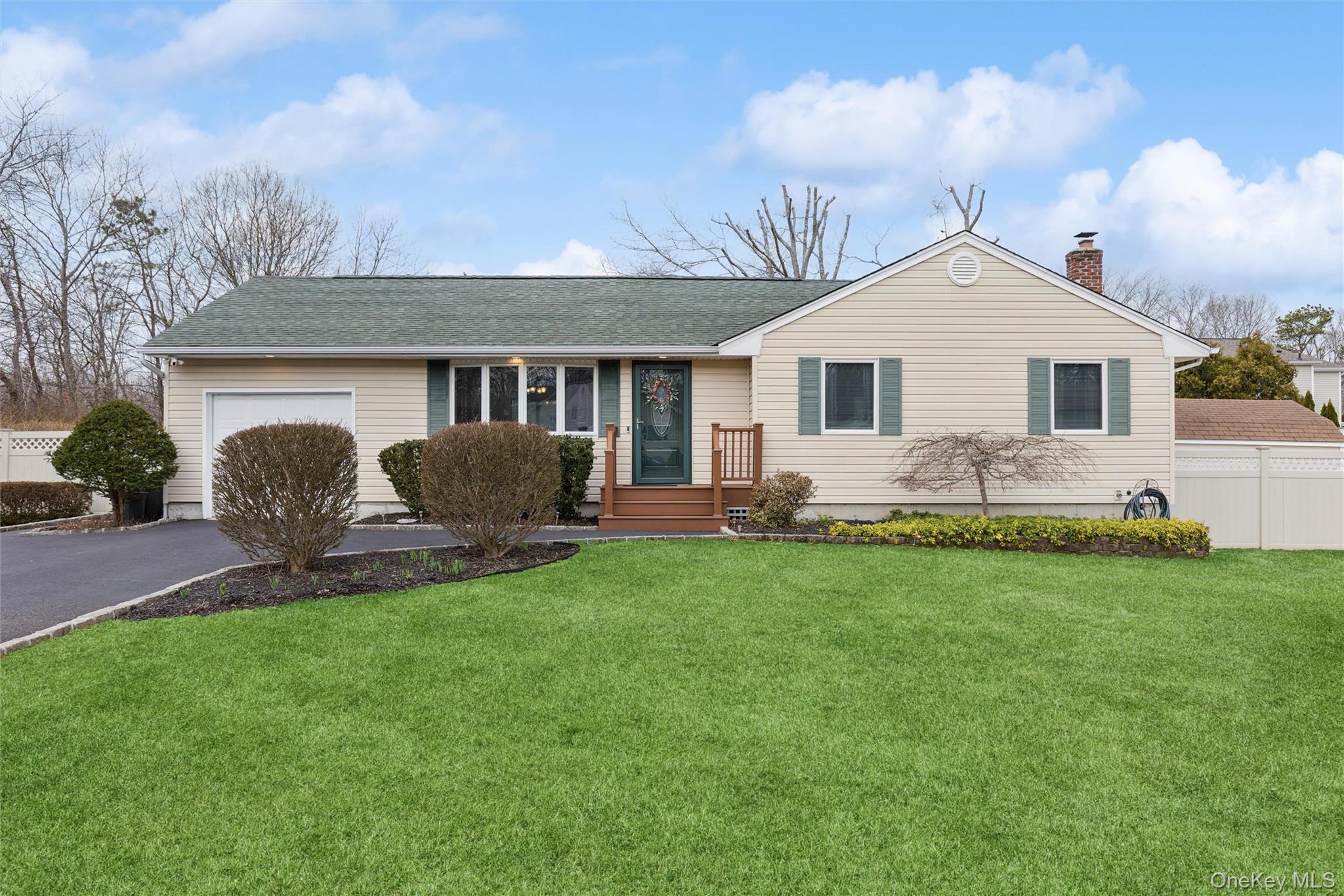 #1 photo, 140 Oak Street, 东长岛 Medford , NY 11763