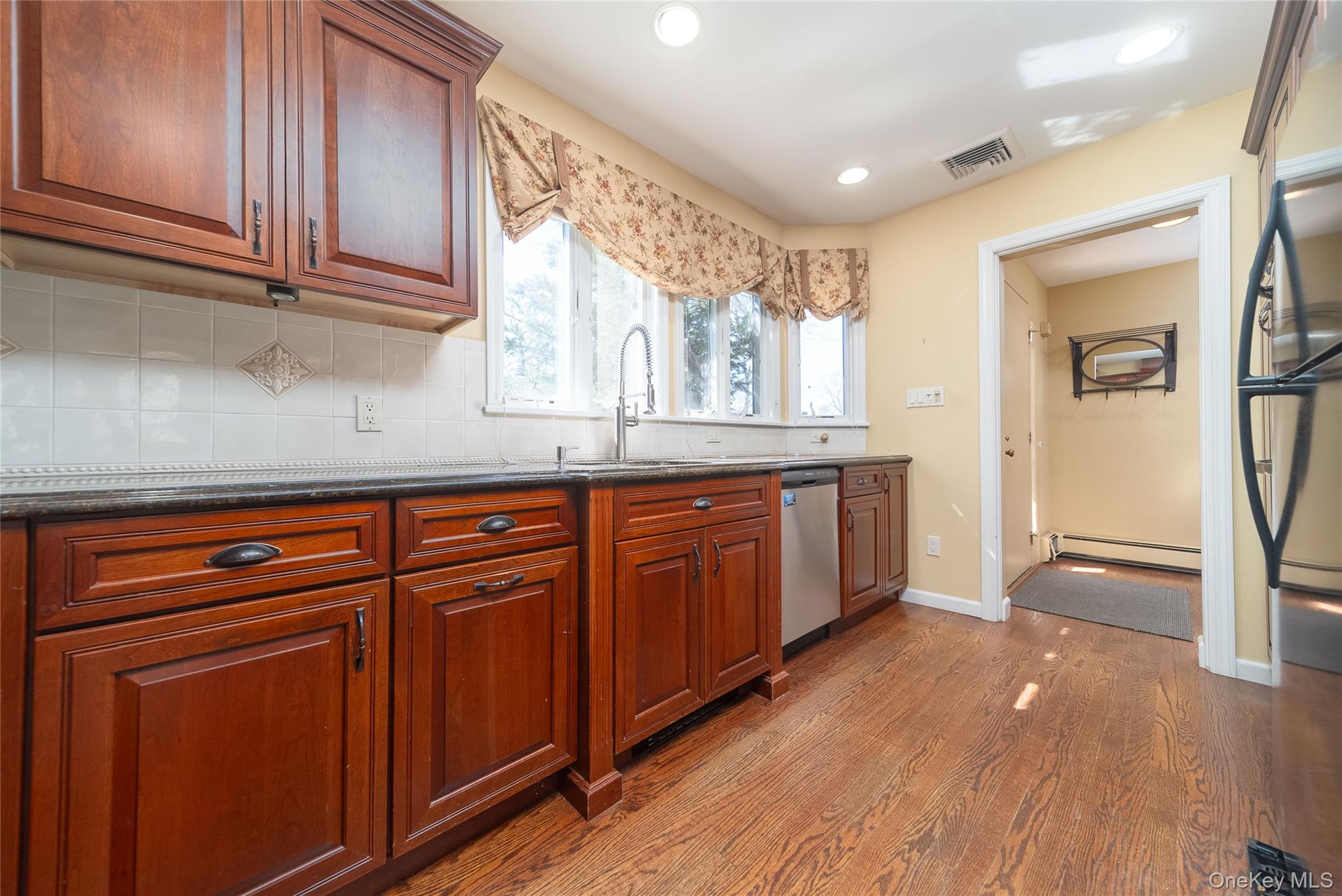 #10 photo, 143 Round Hill Road, Roslyn Heights , NY 11577