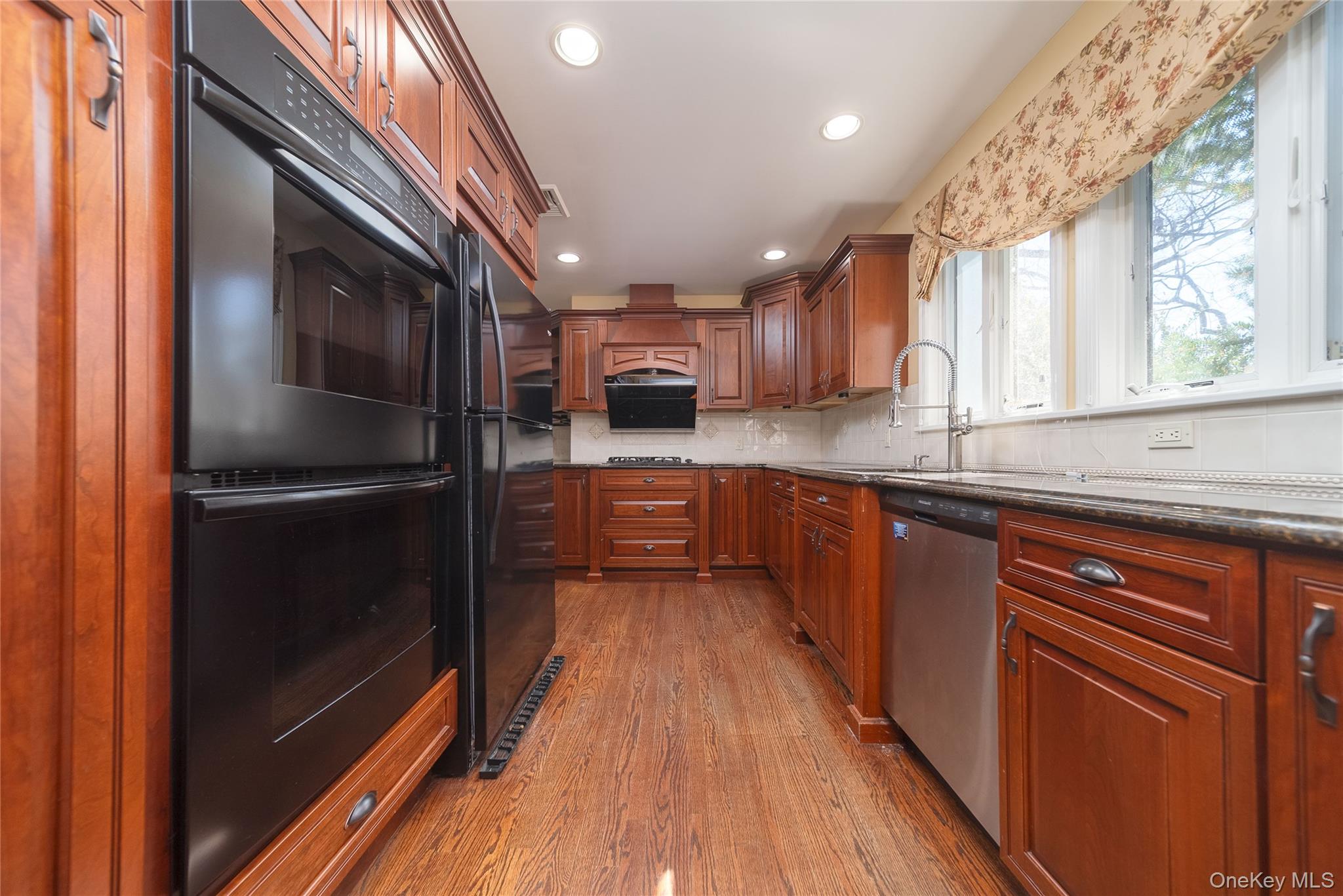 #11 photo, 143 Round Hill Road, Roslyn Heights , NY 11577