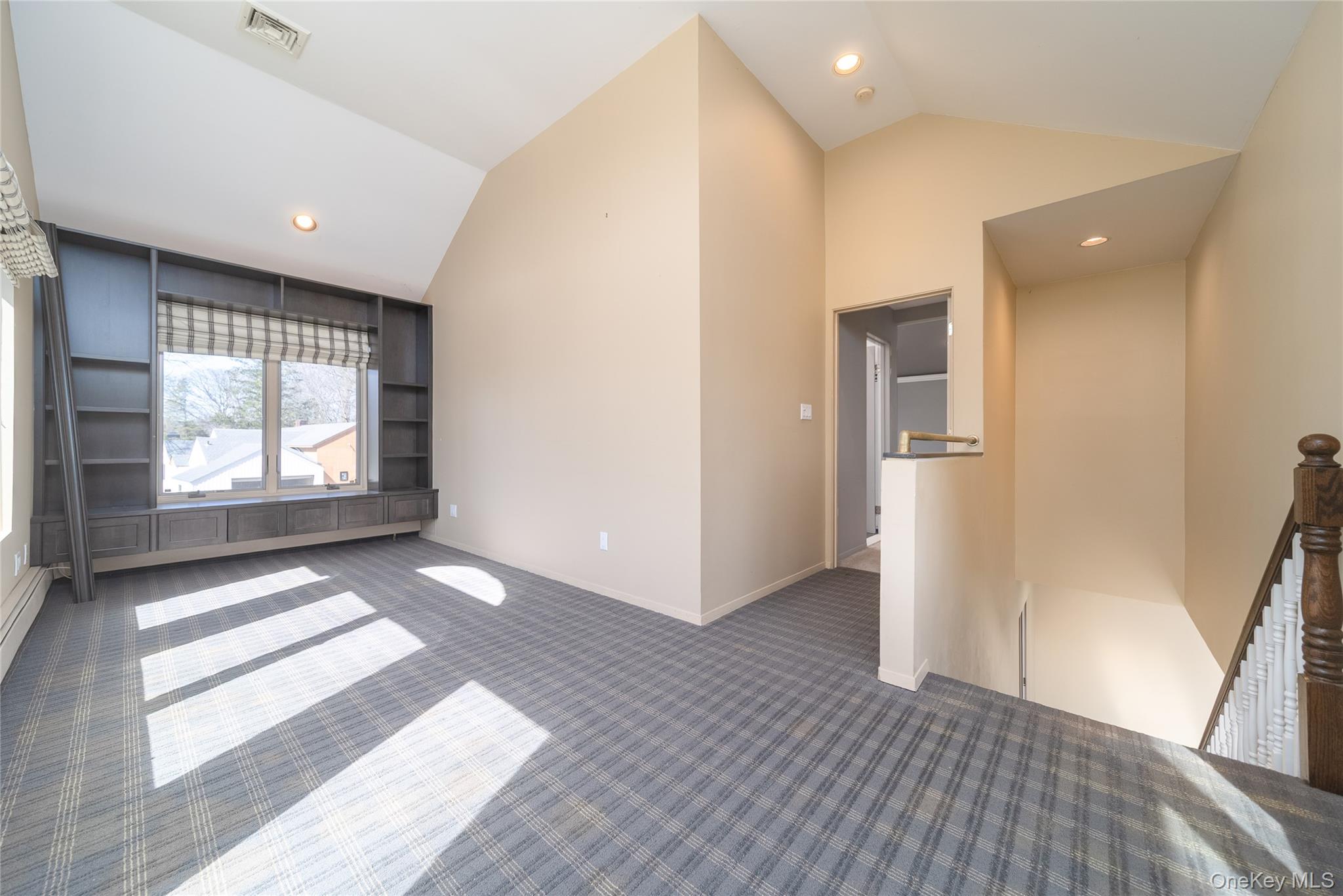 #19 photo, 143 Round Hill Road, Roslyn Heights , NY 11577