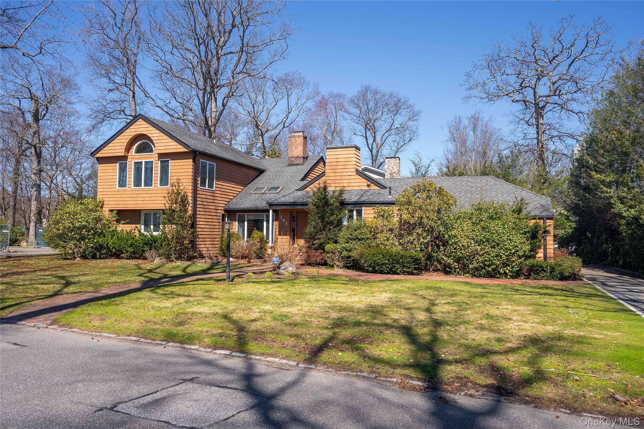 #2 photo, 143 Round Hill Road, Roslyn Heights , NY 11577