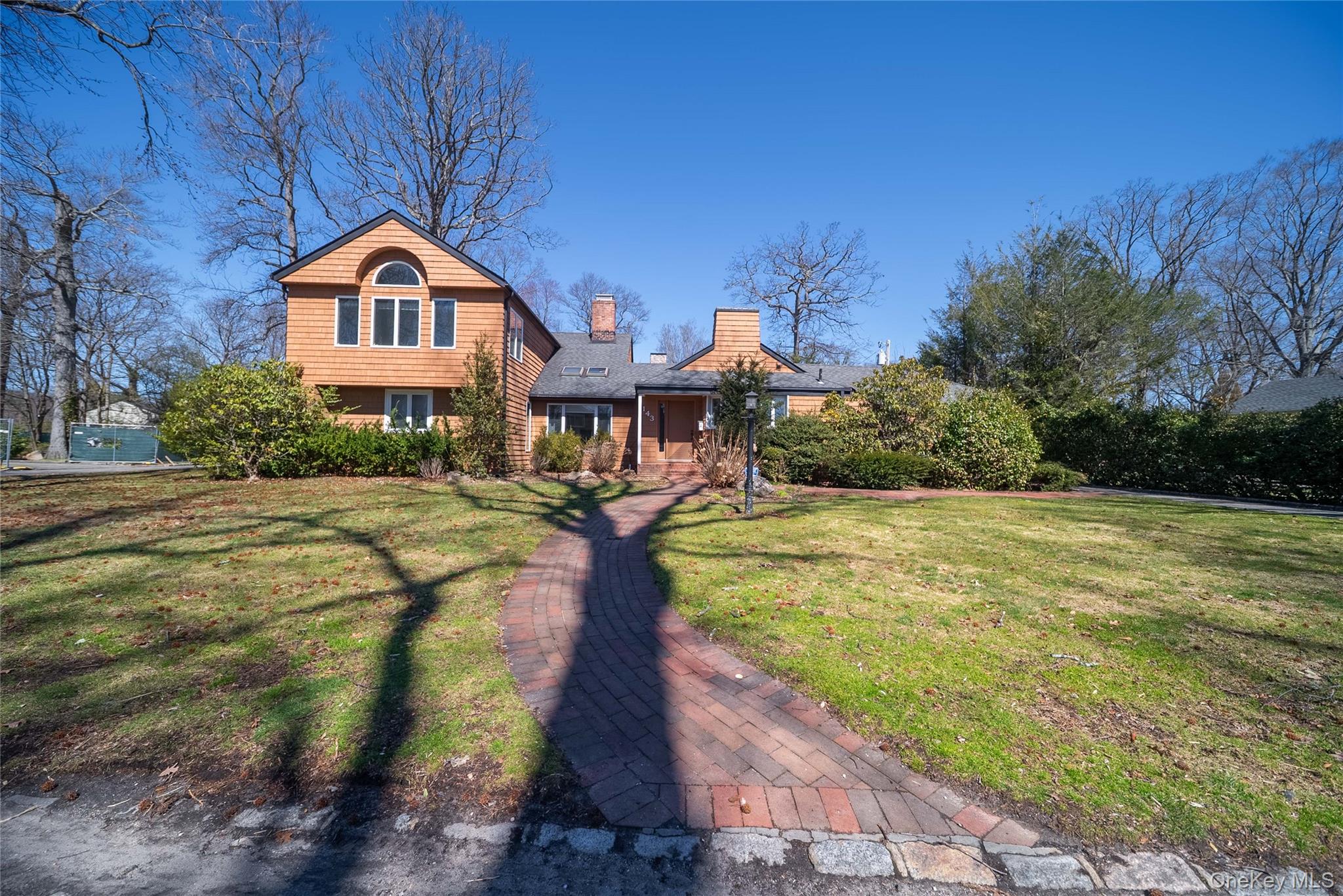 #3 photo, 143 Round Hill Road, Roslyn Heights , NY 11577