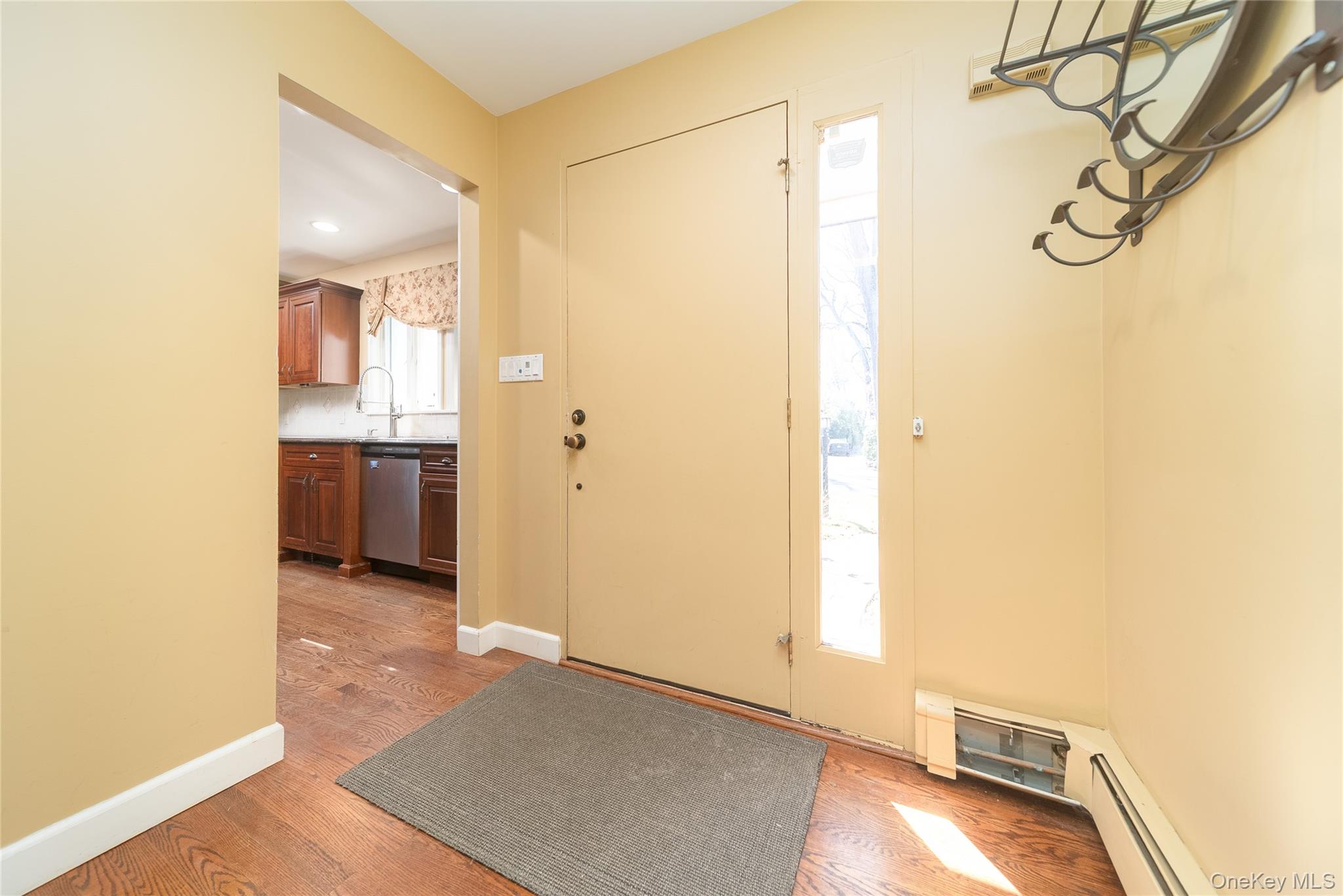 #4 photo, 143 Round Hill Road, Roslyn Heights , NY 11577