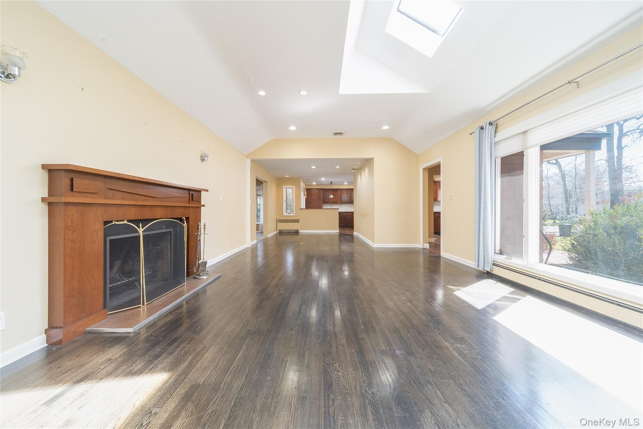 #5 photo, 143 Round Hill Road, Roslyn Heights , NY 11577