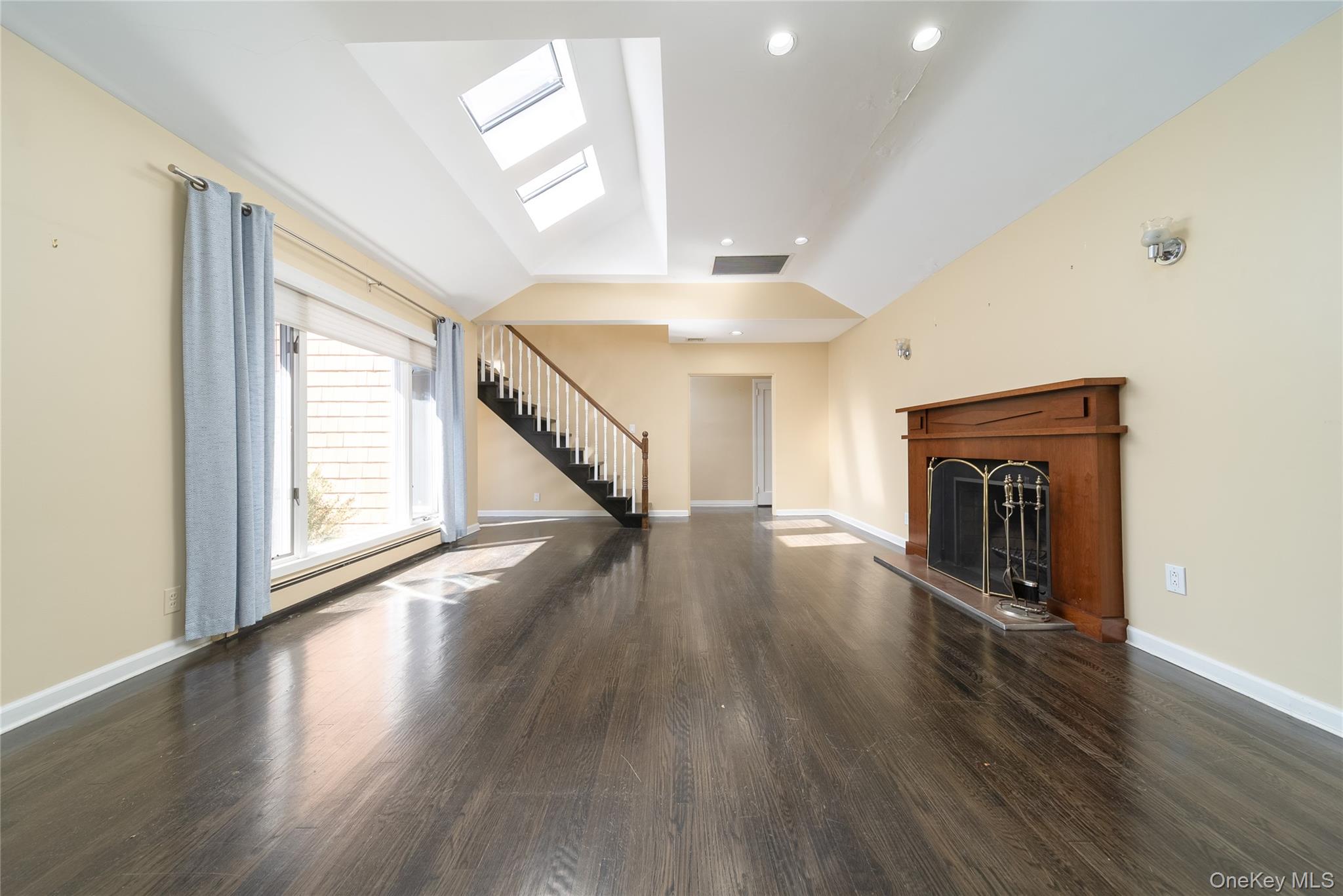 #6 photo, 143 Round Hill Road, Roslyn Heights , NY 11577