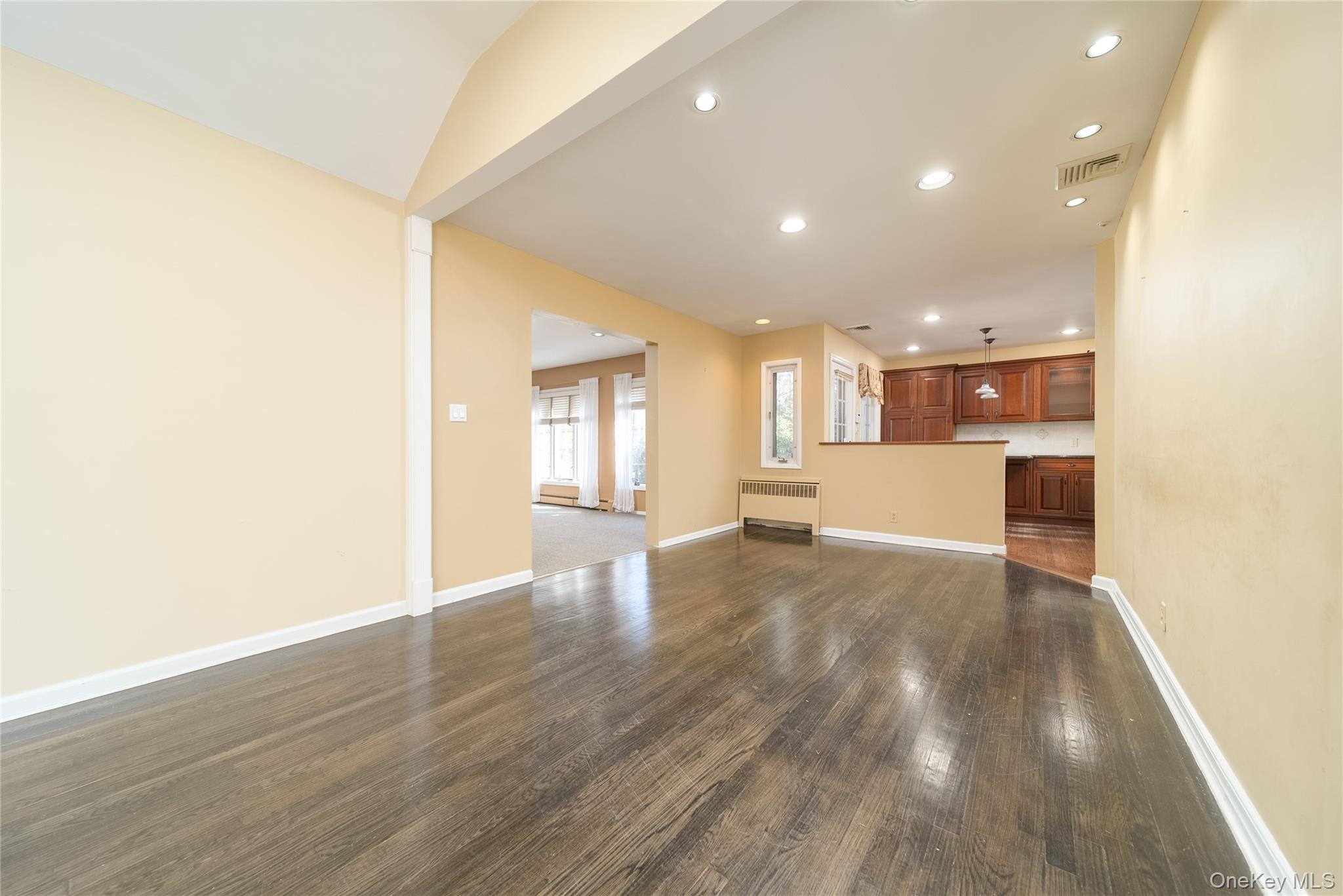 #7 photo, 143 Round Hill Road, Roslyn Heights , NY 11577