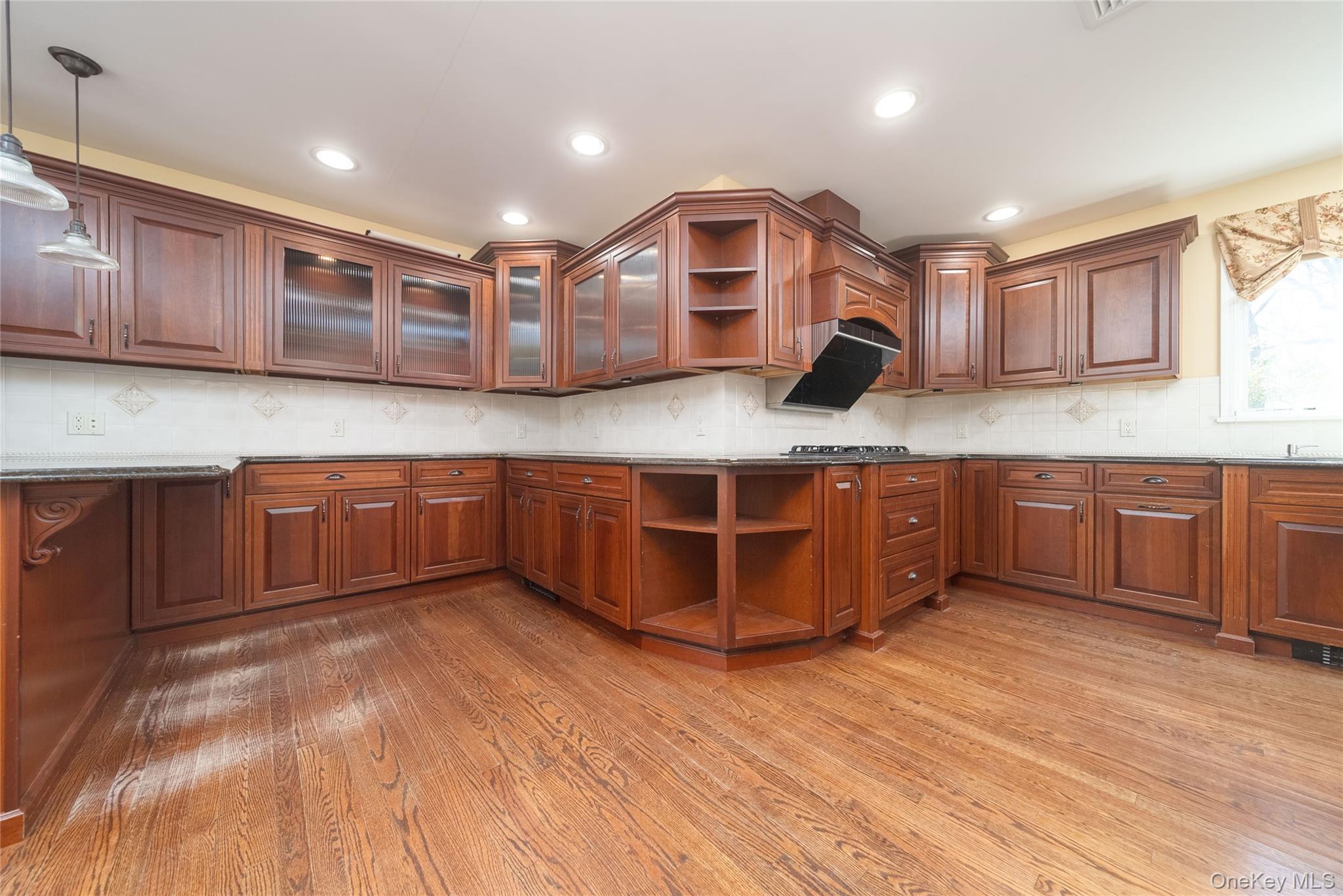 #8 photo, 143 Round Hill Road, Roslyn Heights , NY 11577