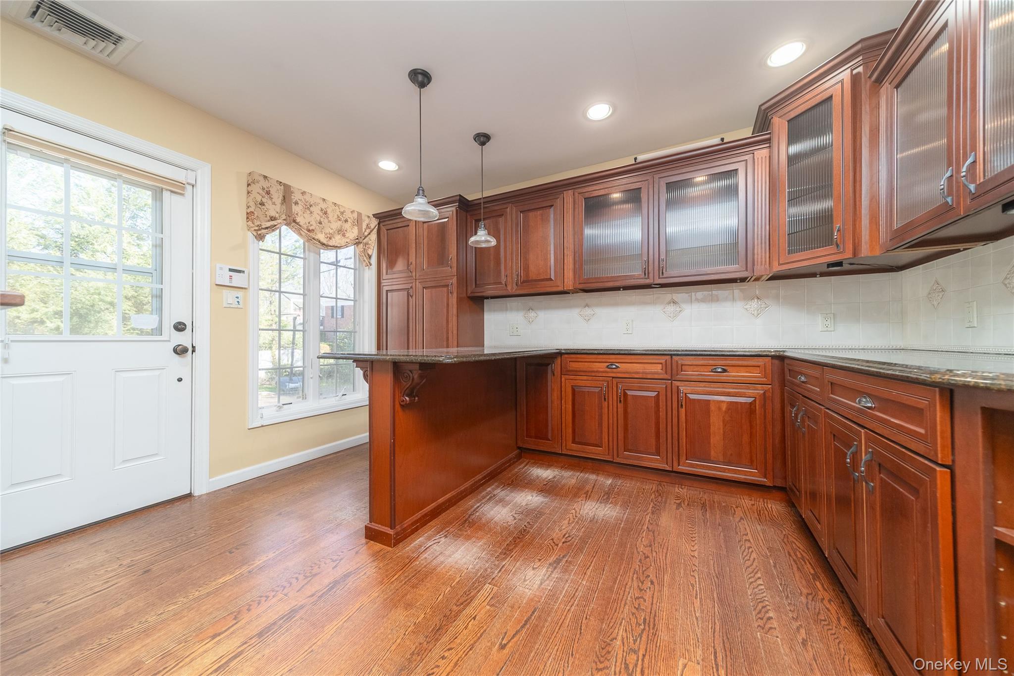 #9 photo, 143 Round Hill Road, Roslyn Heights , NY 11577