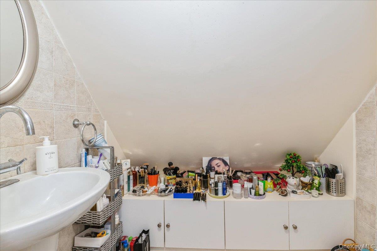 #19 photo, 20047 39th Avenue, Bayside , NY 11361