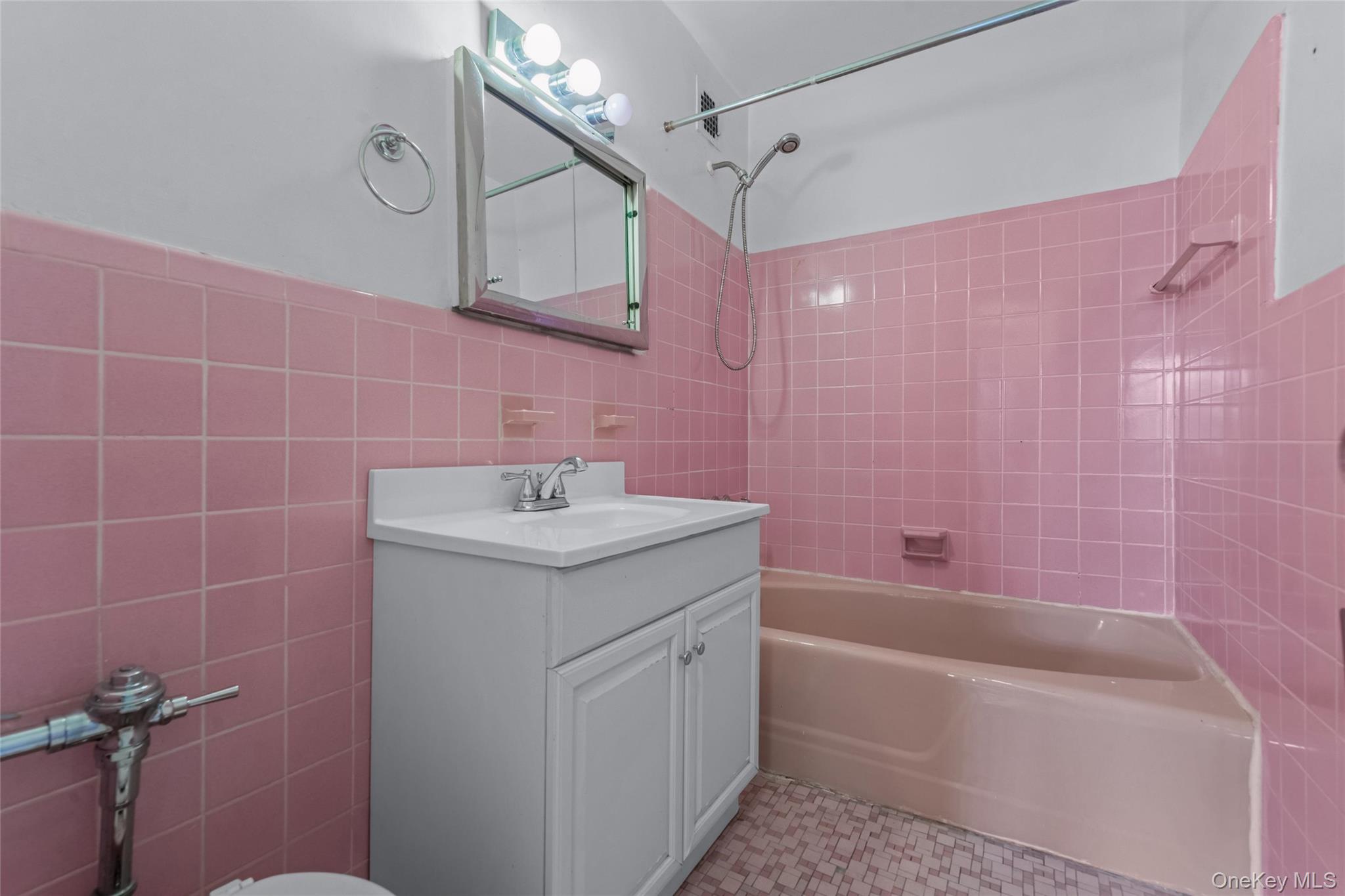 #19 photo, 43-25 Douglaston Parkway, Douglaston , NY 11363