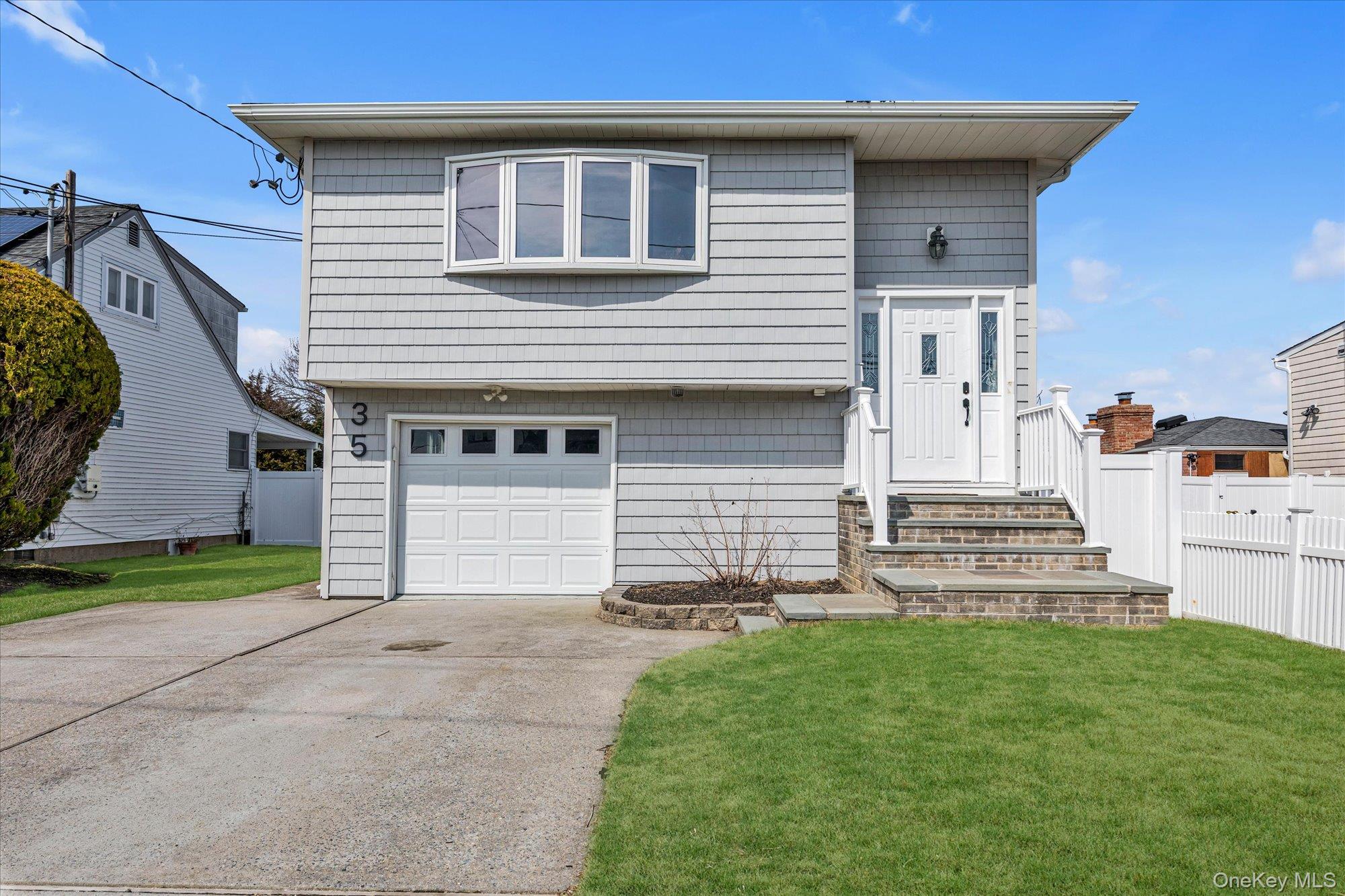 #1 photo, 35 Lee Avenue, 东长岛 Babylon , NY 11702