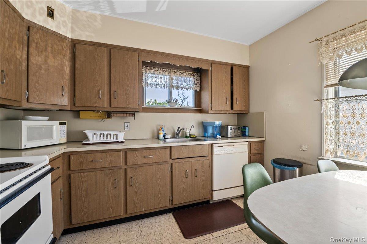 #12 photo, 450 Chestnut Lane, East Meadow , NY 11554