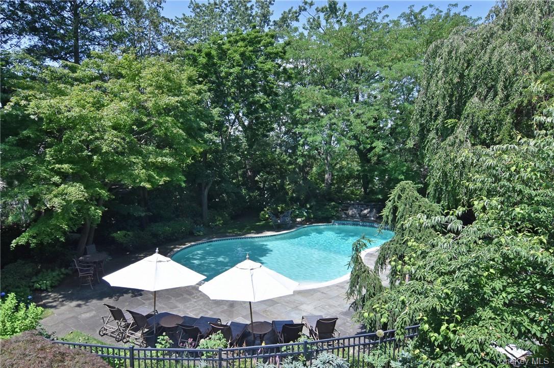 #2 photo, 247 Pelhamdale Avenue, 紐約州 Pelham , NY 10803