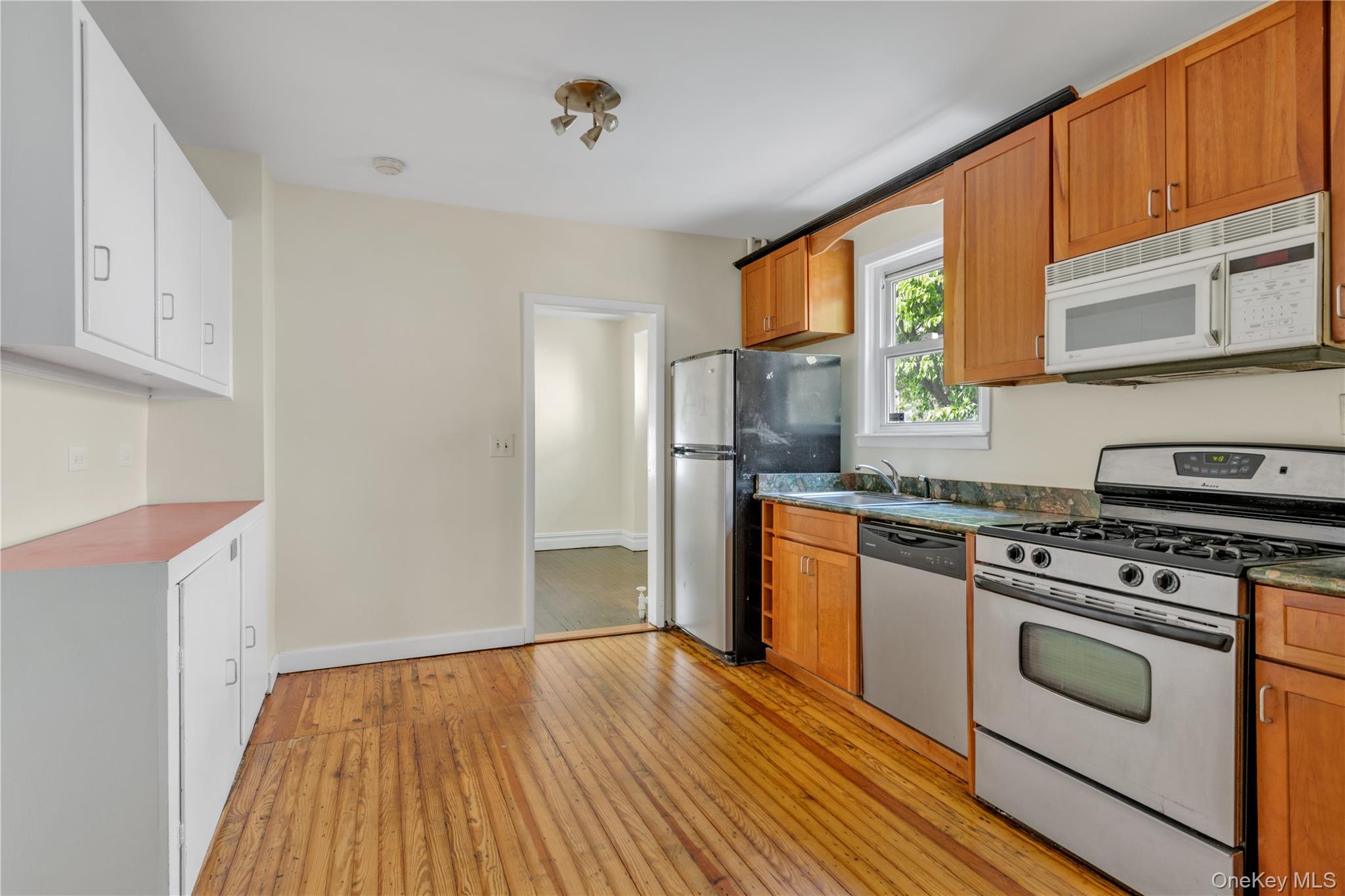 #8 photo, 18 Dennis Street, Manhasset , NY 11030