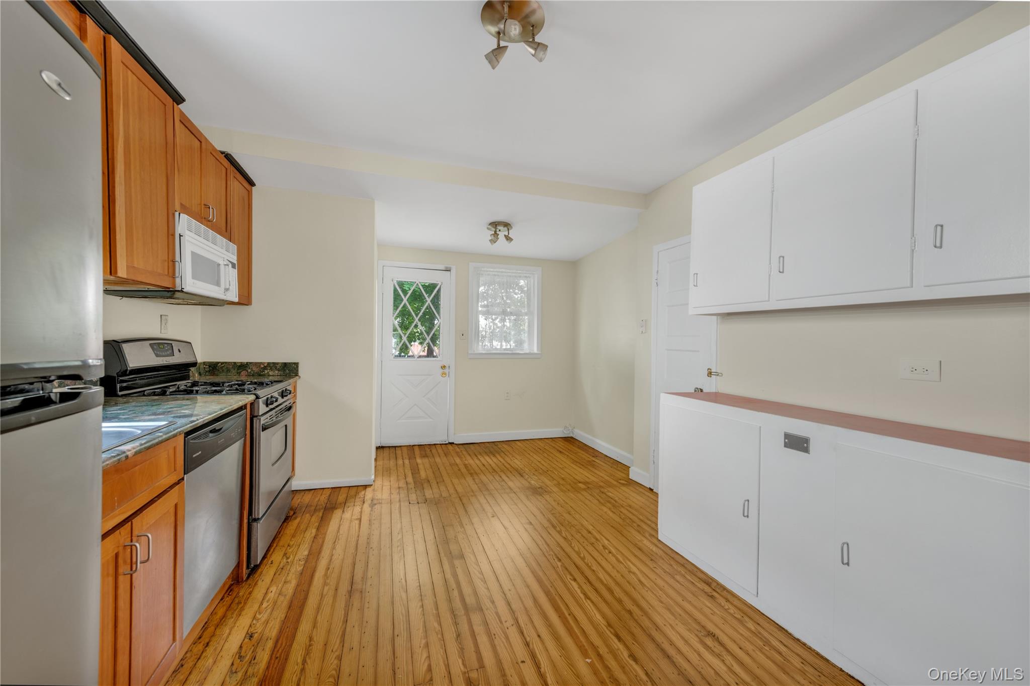 #9 photo, 18 Dennis Street, Manhasset , NY 11030