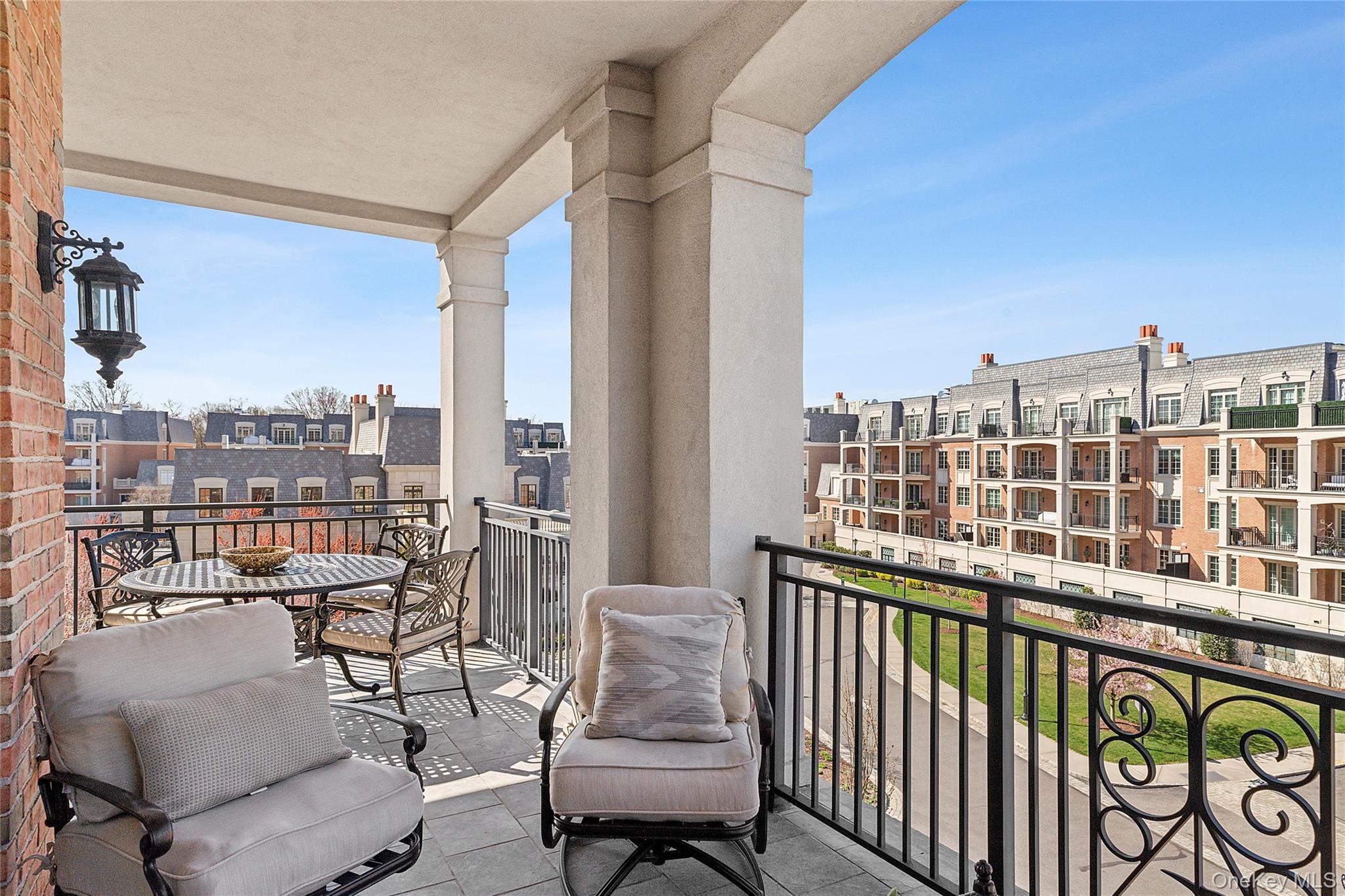 #14 photo, 1000 Royal Court, North Hills , NY 11040