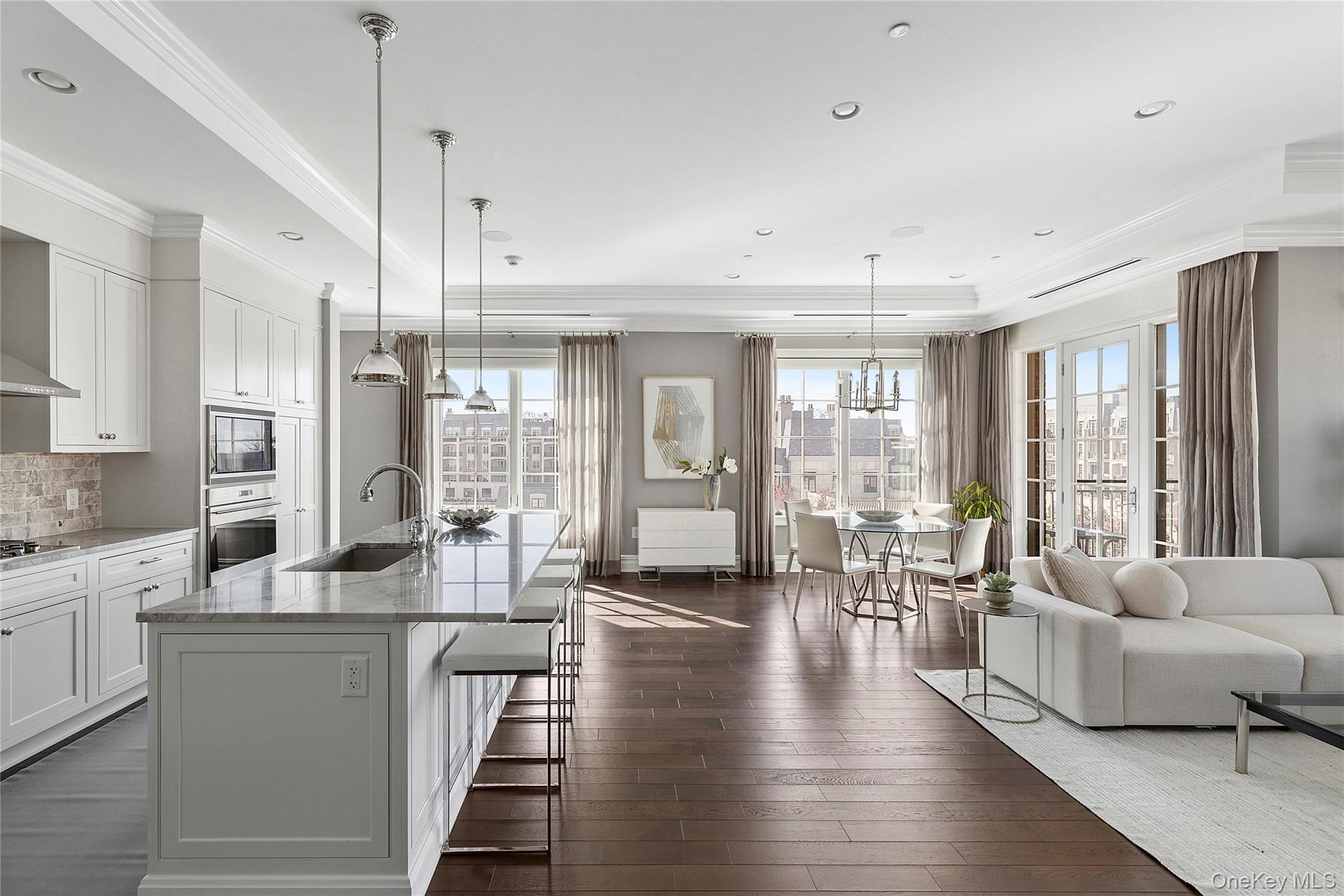 #4 photo, 1000 Royal Court, North Hills , NY 11040