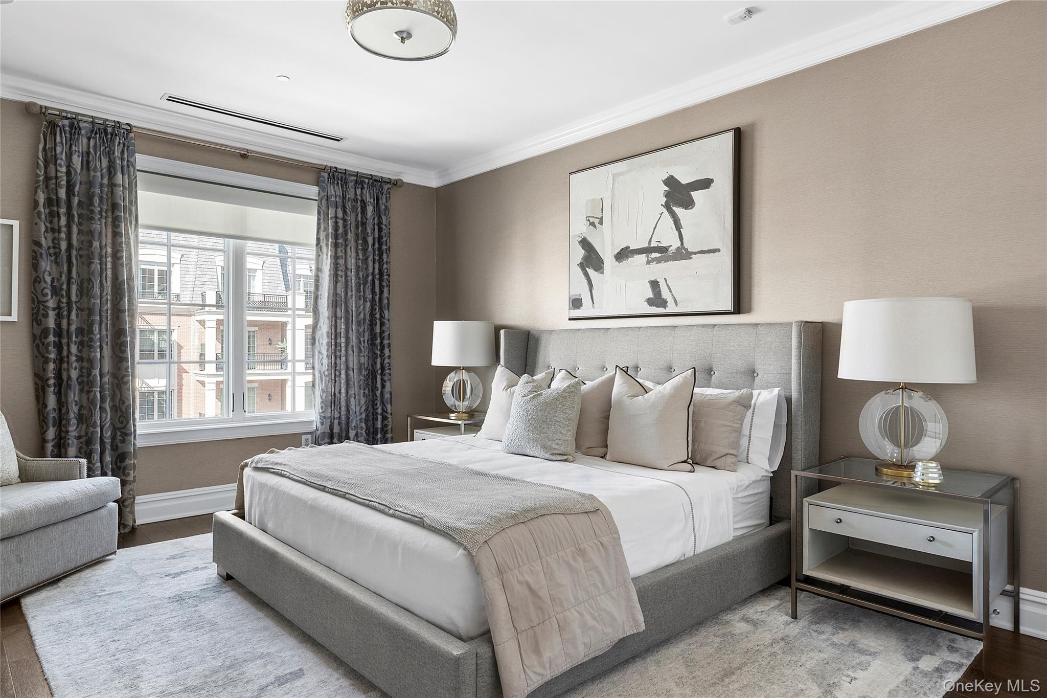 #6 photo, 1000 Royal Court, North Hills , NY 11040