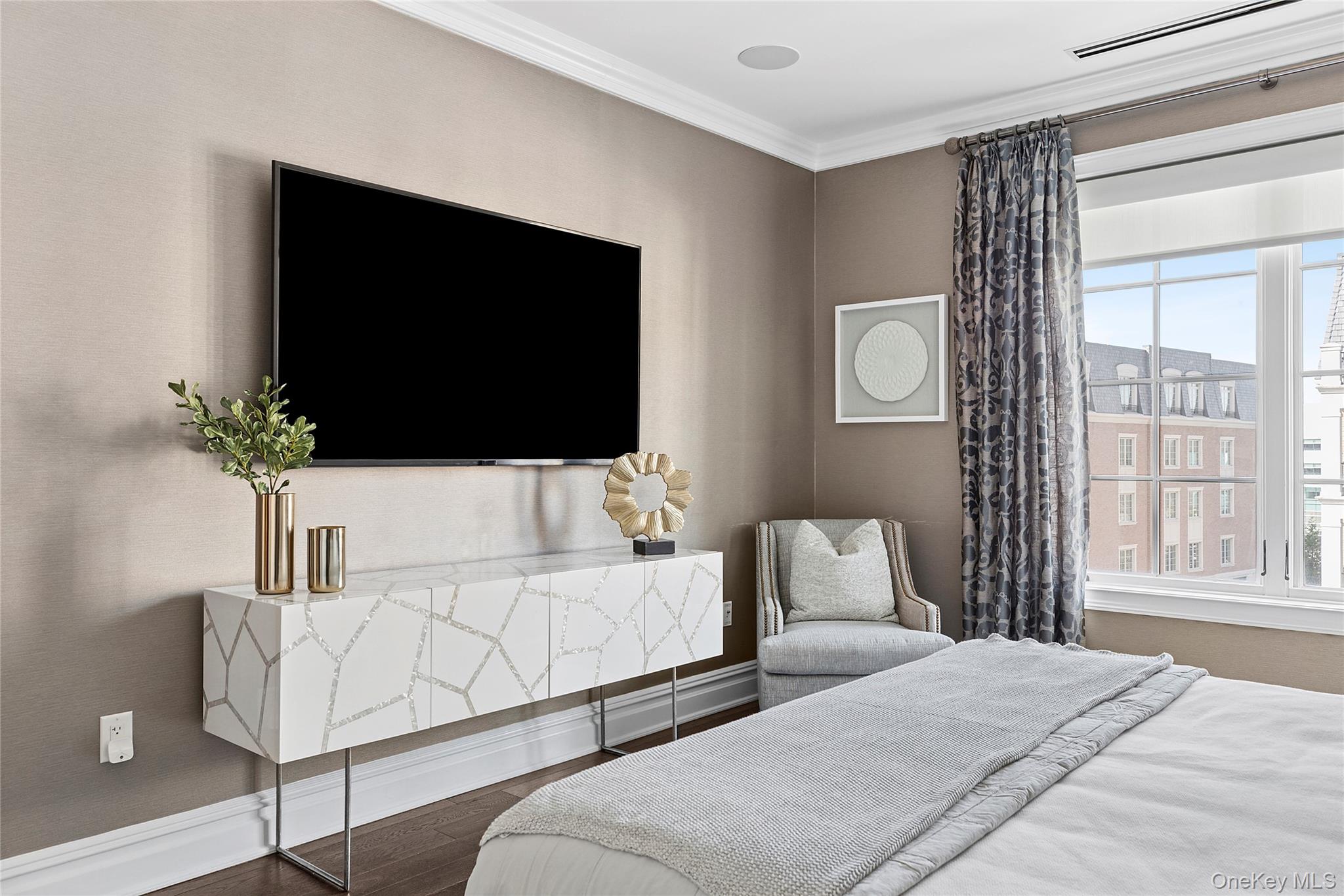 #7 photo, 1000 Royal Court, North Hills , NY 11040