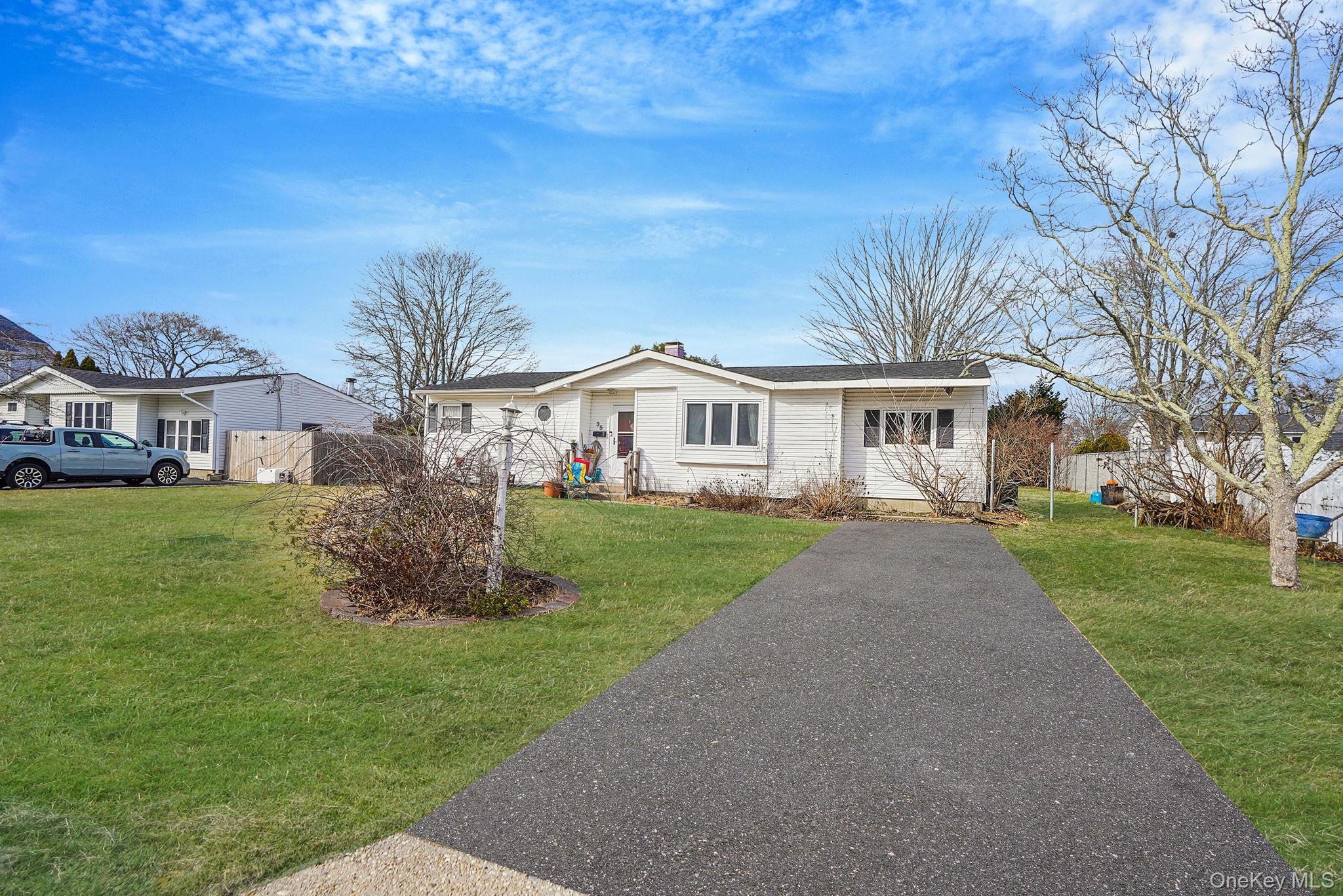 #1 photo, 35 Betsy Drive, سوفولك West Sayville , NY 11796