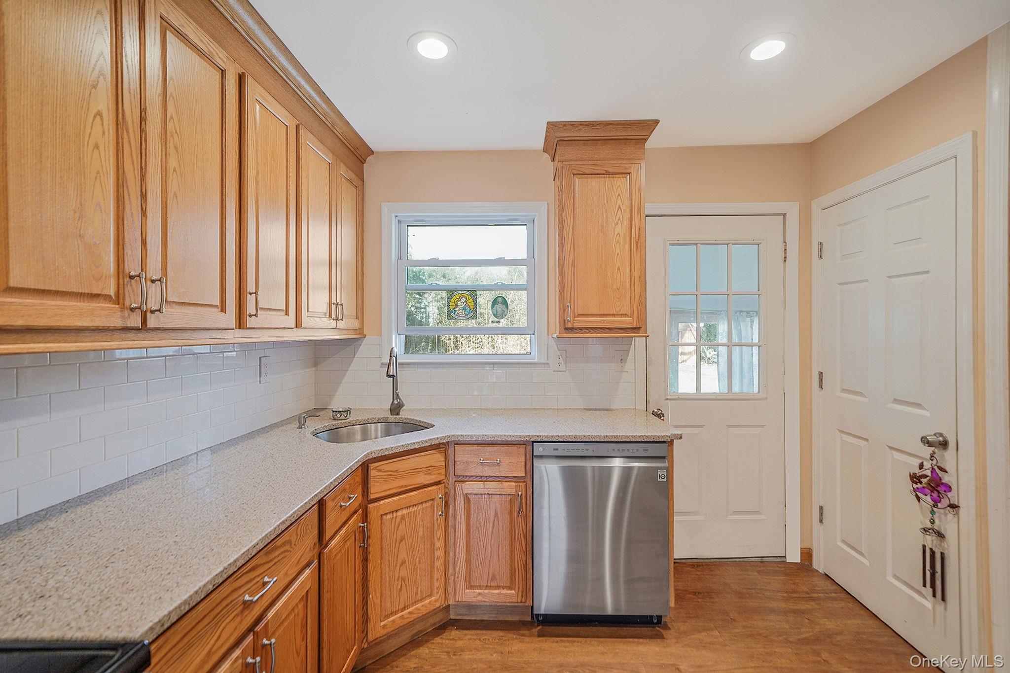 #10 photo, 35 Betsy Drive, سوفولك West Sayville , NY 11796