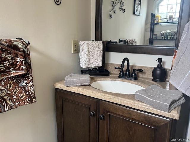 #7 photo, 4 Fox Path, מחוז סאפוק Coram , NY 11727