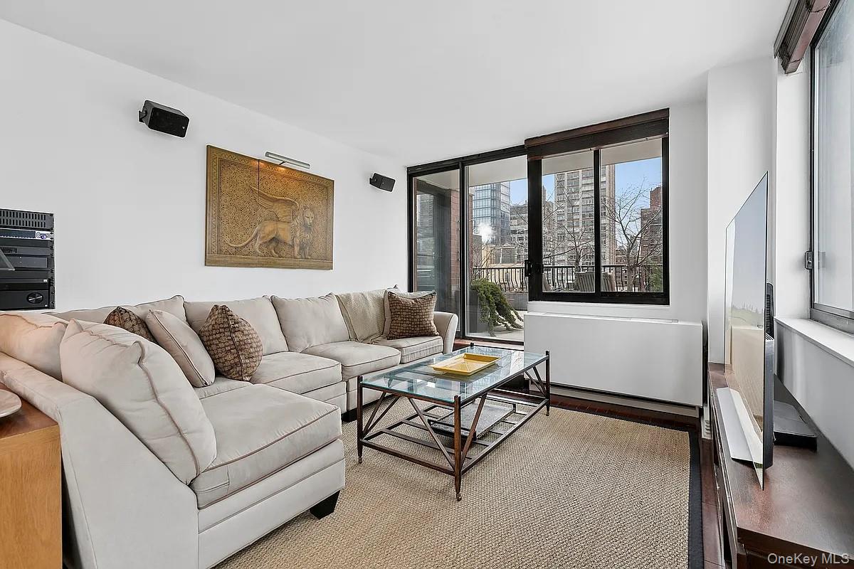 #2 photo, 343 E 74th Street, 맨해튼 New York (Manhattan) , NY 10021