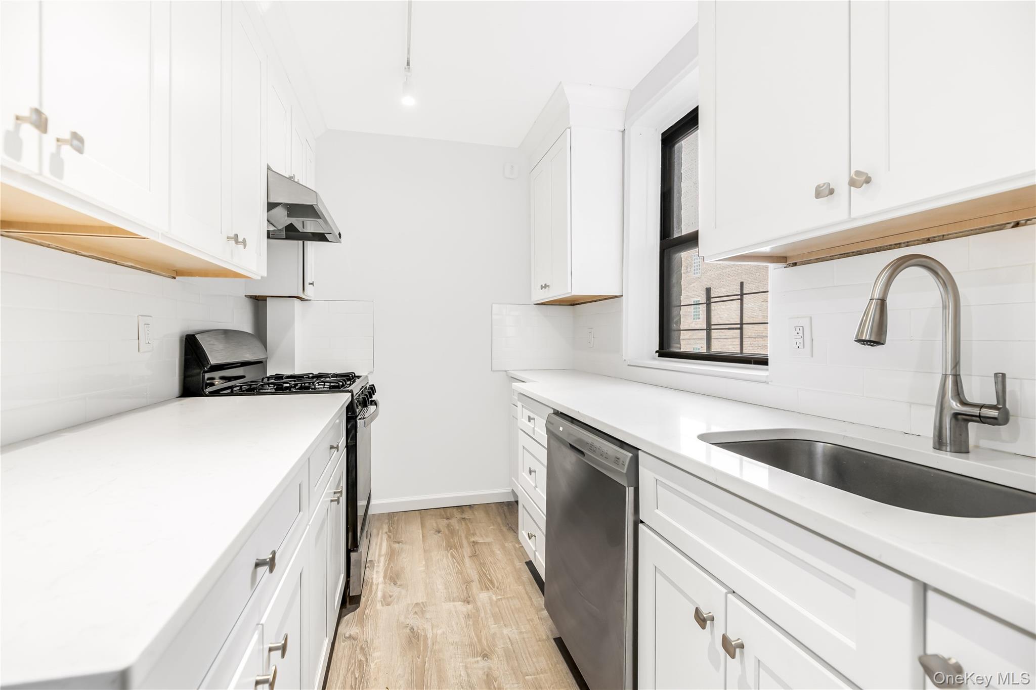 #6 photo, 525 W 235th Street, Bronx , NY 10463