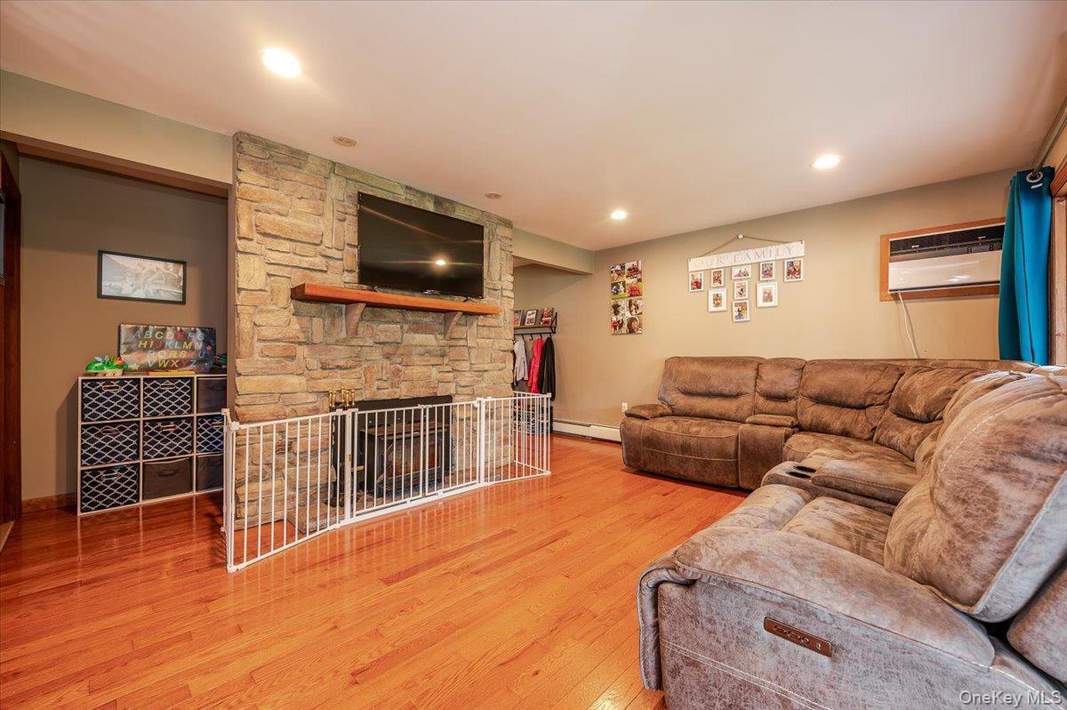 #5 photo, 5 Stonecutter Road, Levittown , NY 11756