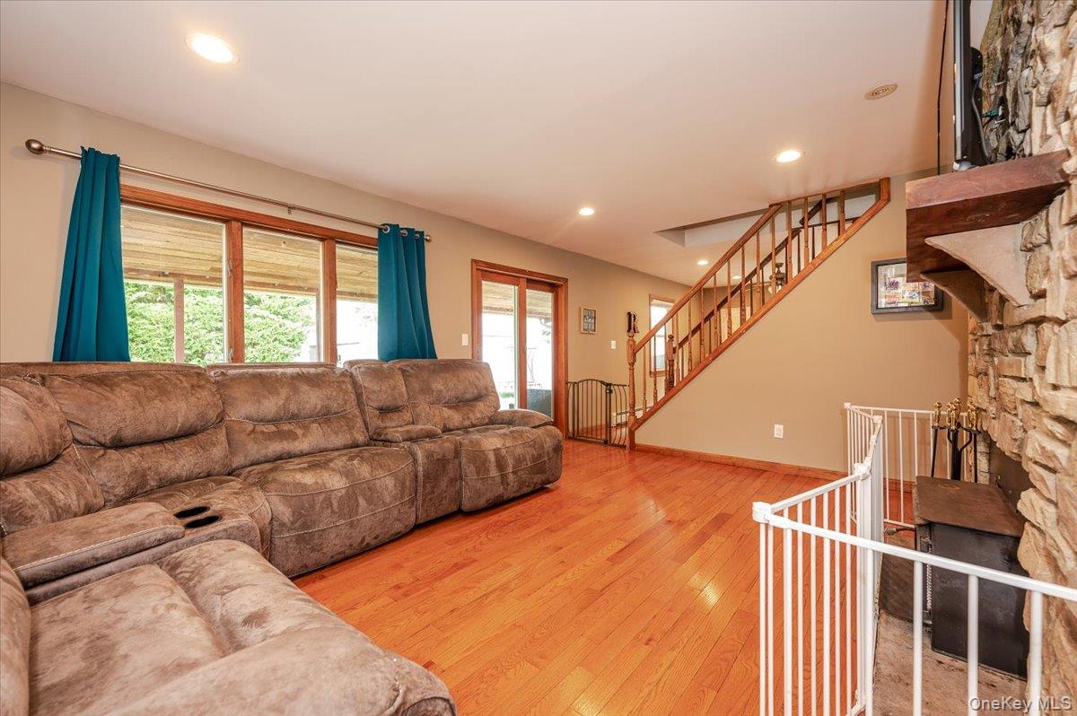 #6 photo, 5 Stonecutter Road, Levittown , NY 11756