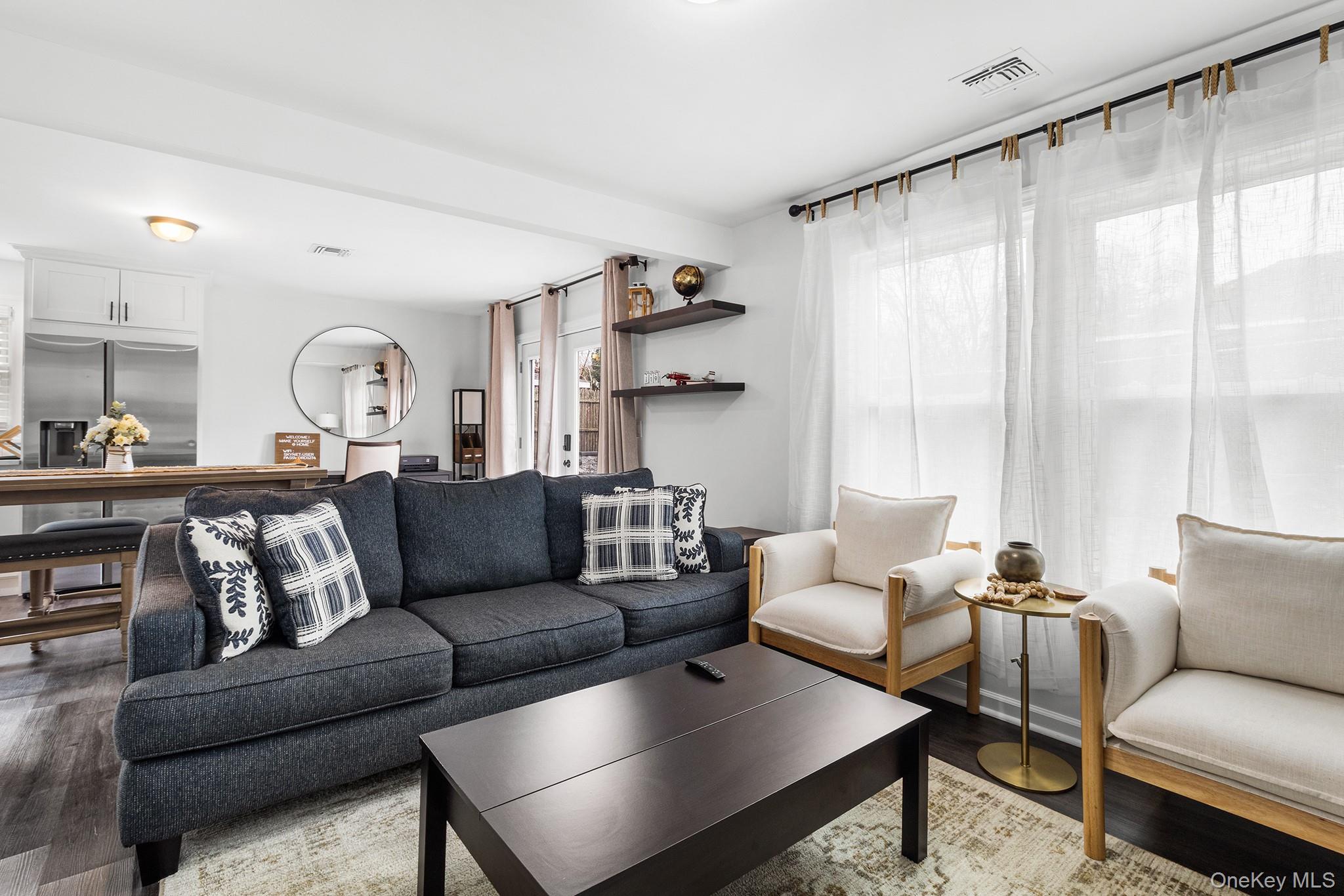 #2 photo, 14 E 5th Street, Huntington , NY 11746