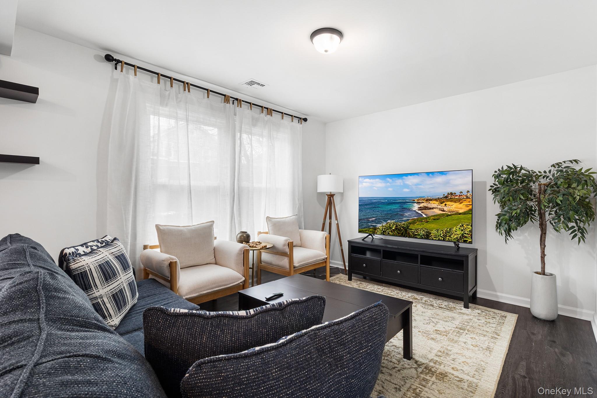 #4 photo, 14 E 5th Street, Huntington , NY 11746