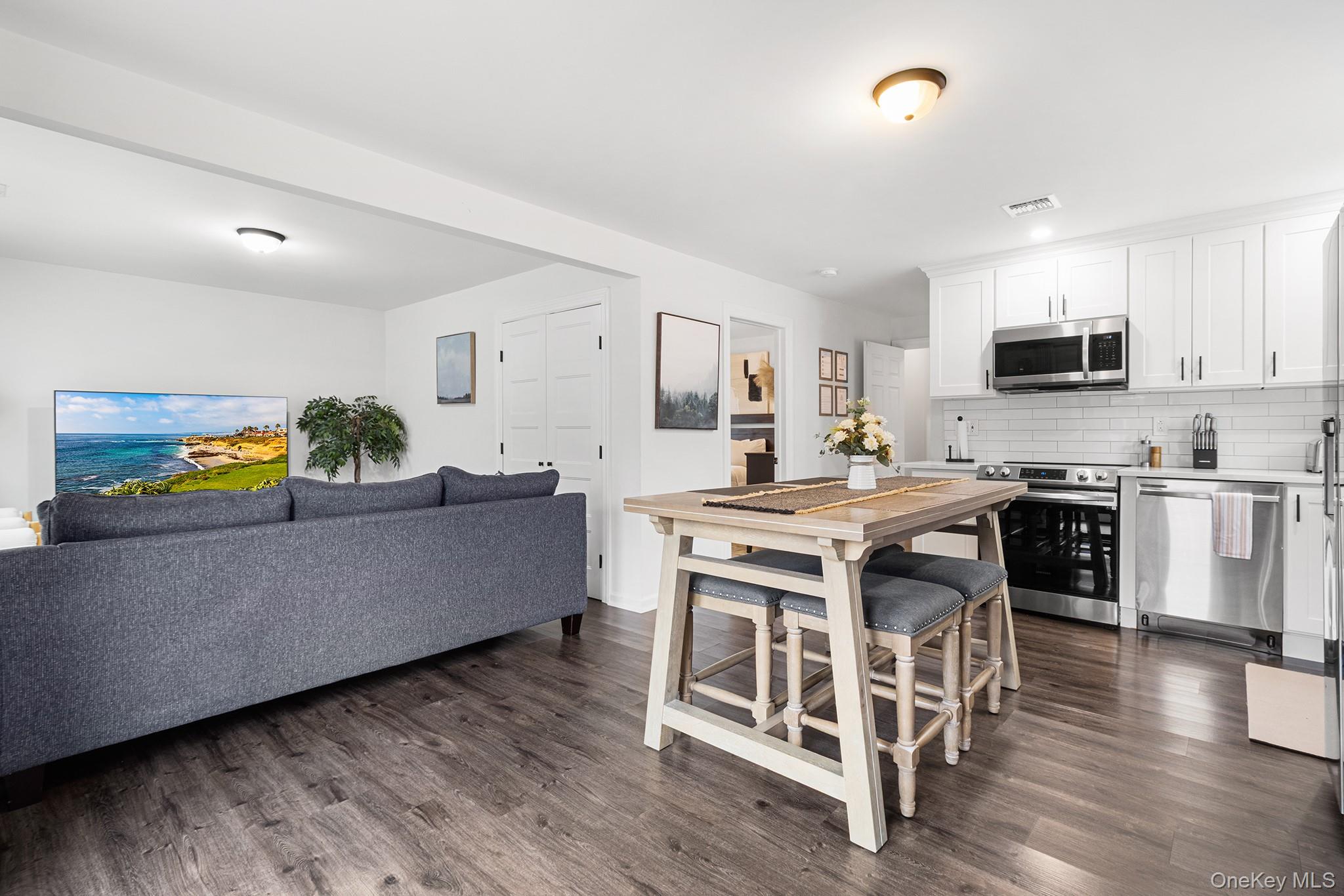 #7 photo, 14 E 5th Street, Huntington , NY 11746