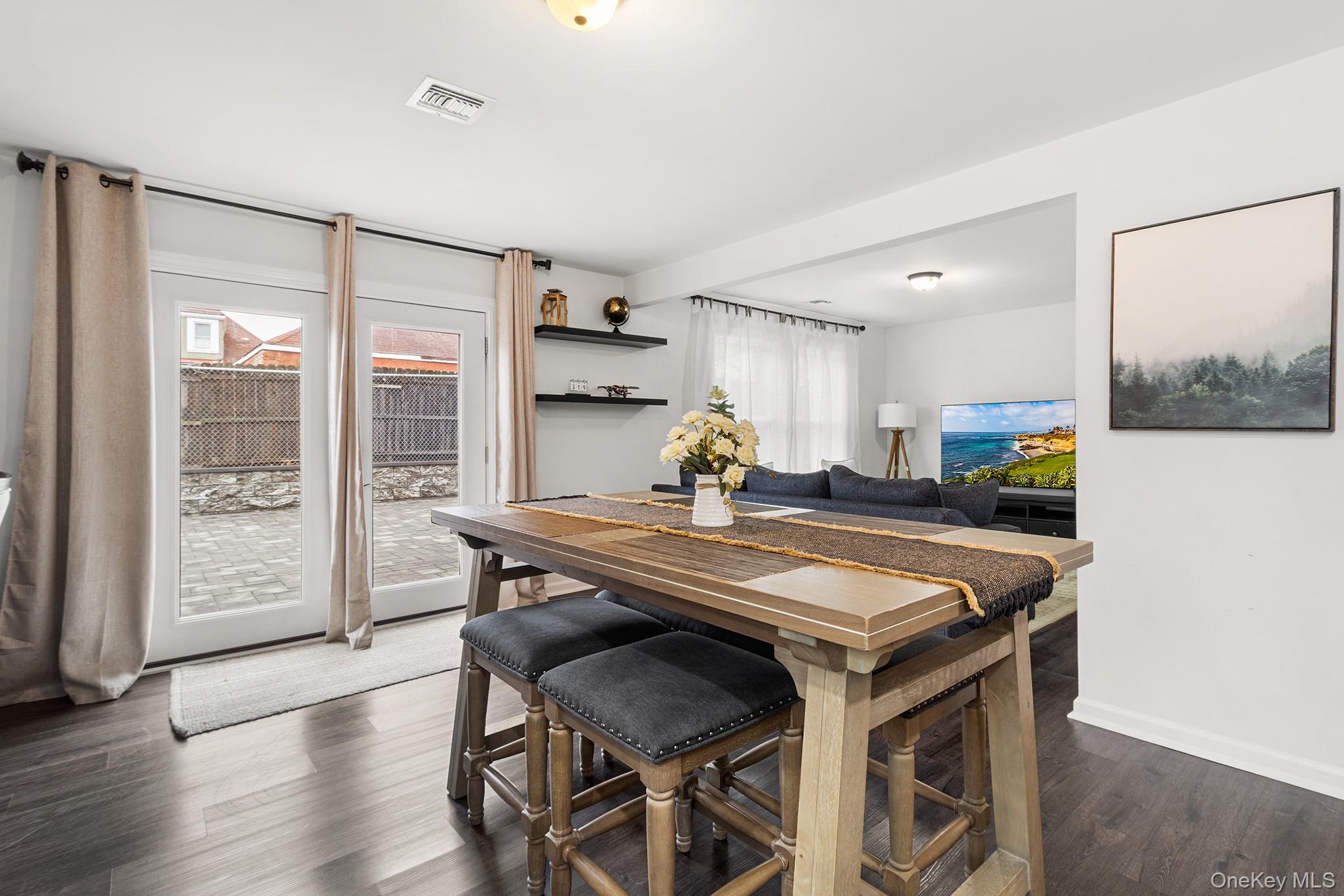 #8 photo, 14 E 5th Street, Huntington , NY 11746