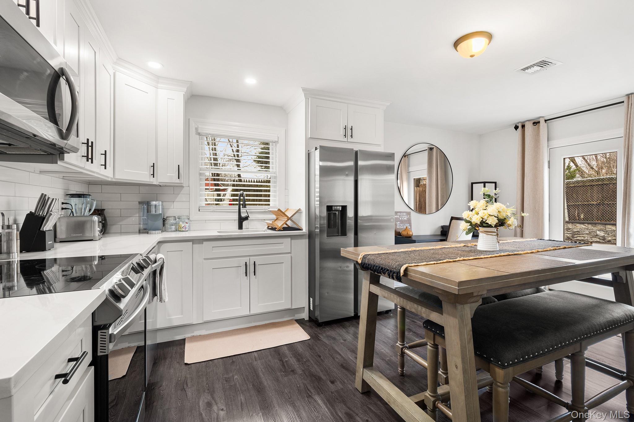 #9 photo, 14 E 5th Street, Huntington , NY 11746